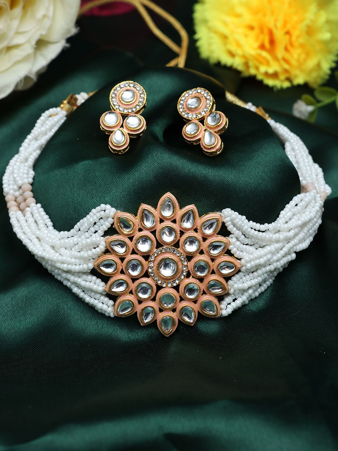

Ozanoo Gold-Plated Kundan-Studded & Beaded Jewellery Set