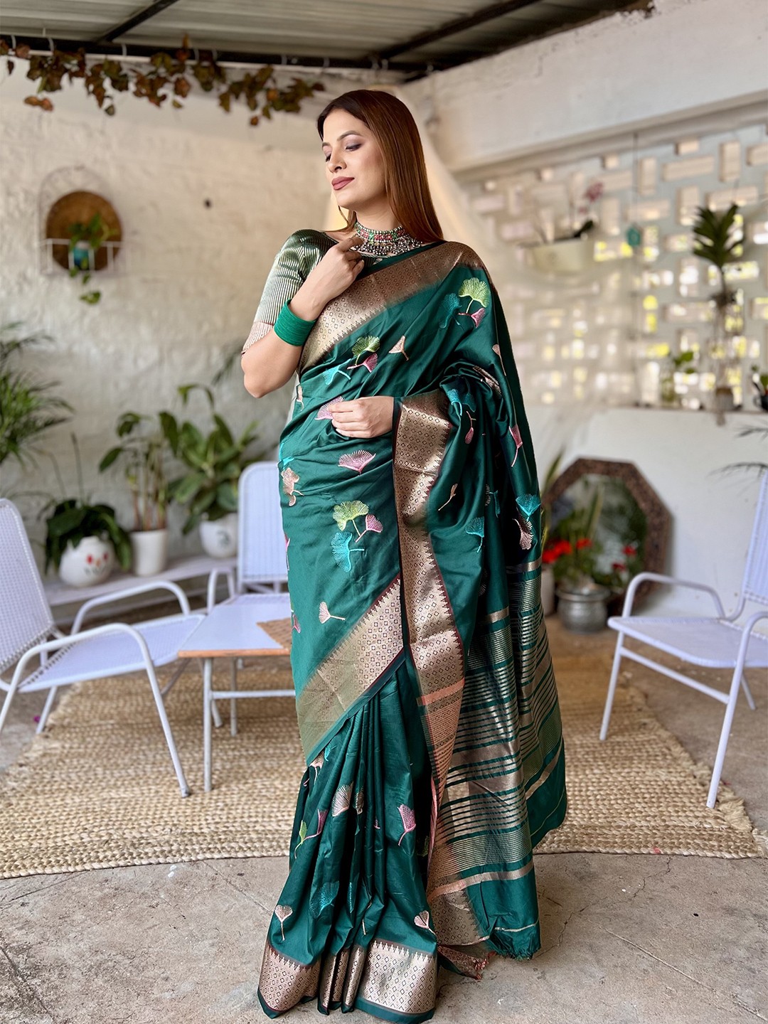 

SERONA FABRICS Floral Embroidered Zari Banarasi Saree, Green