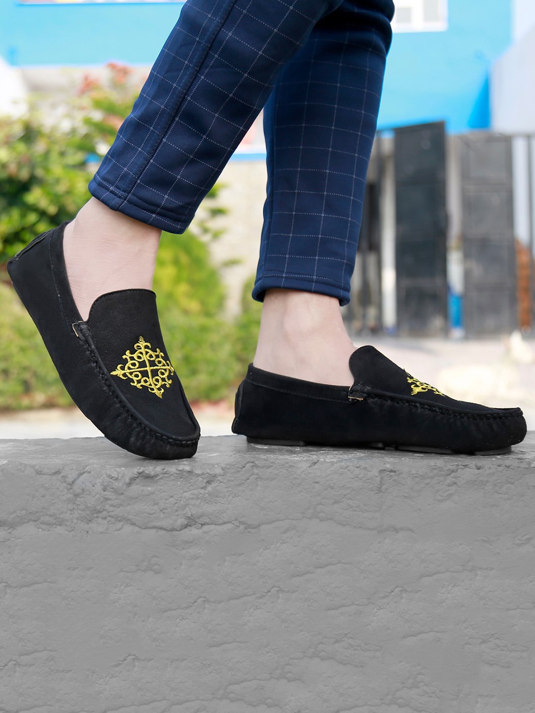 

Bxxy Men Embroidered Loafers, Black