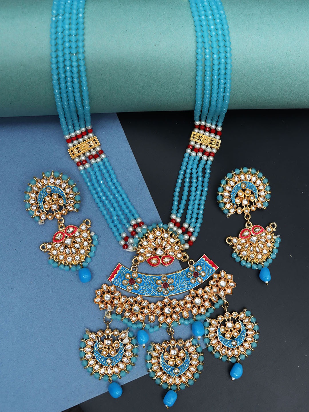 

Ozanoo Gold-Plated Kundan Stone-Studded Jewellery Set