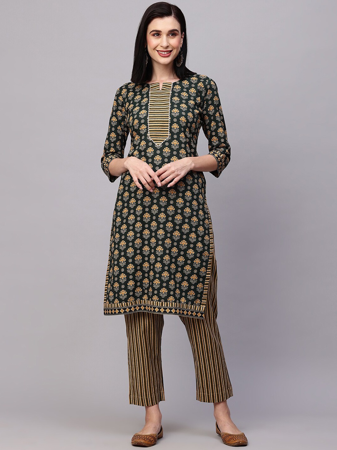 

AVANSHEE Floral Printed Regular Gotta Patti Kurta with Trousers, Green