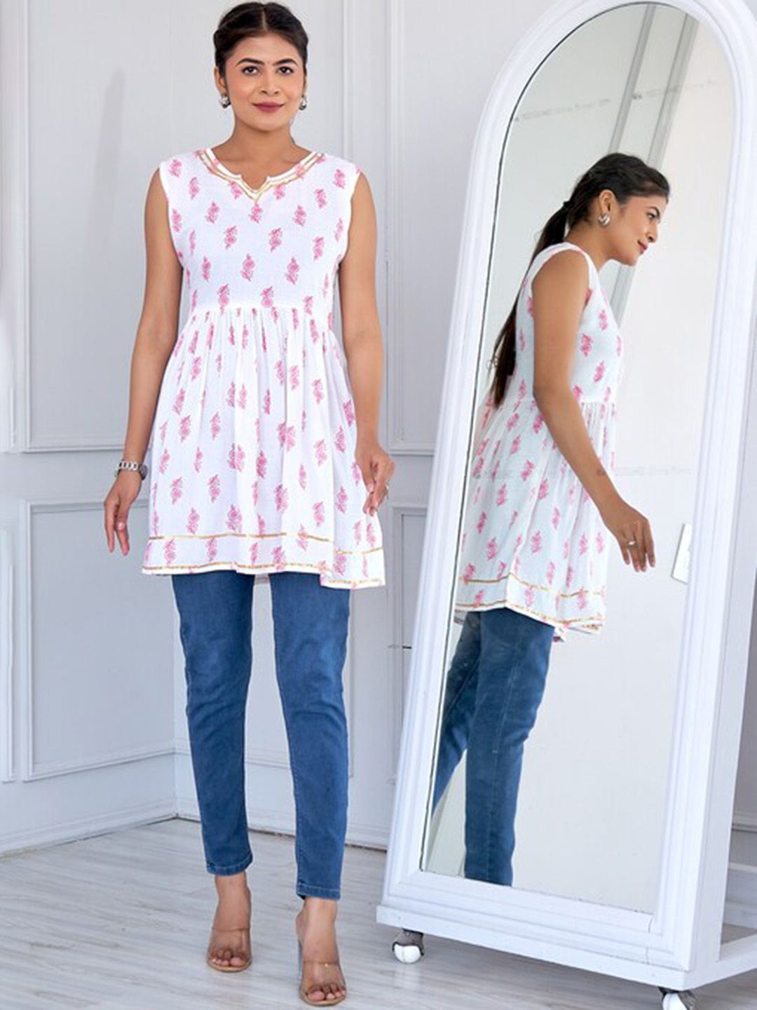 

SURHI Sleeveless Floral Printed Kurti, White