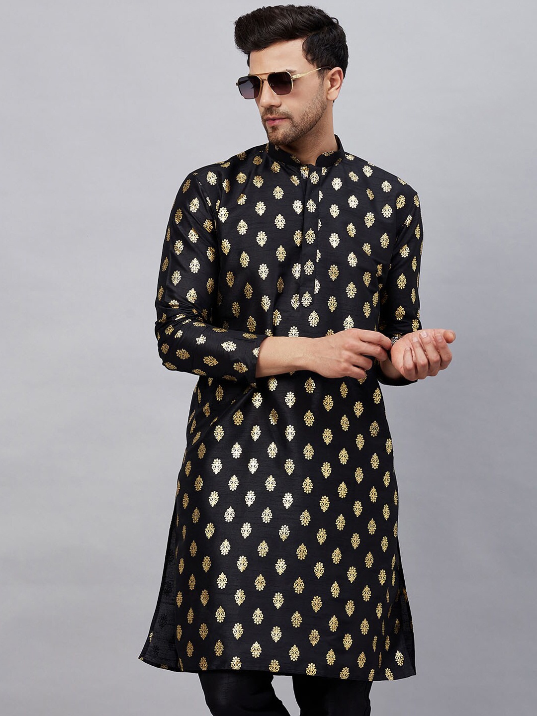 

VASTRAMAY Ethnic Motifs Foil Printed Mandarin Collar Kurta, Black