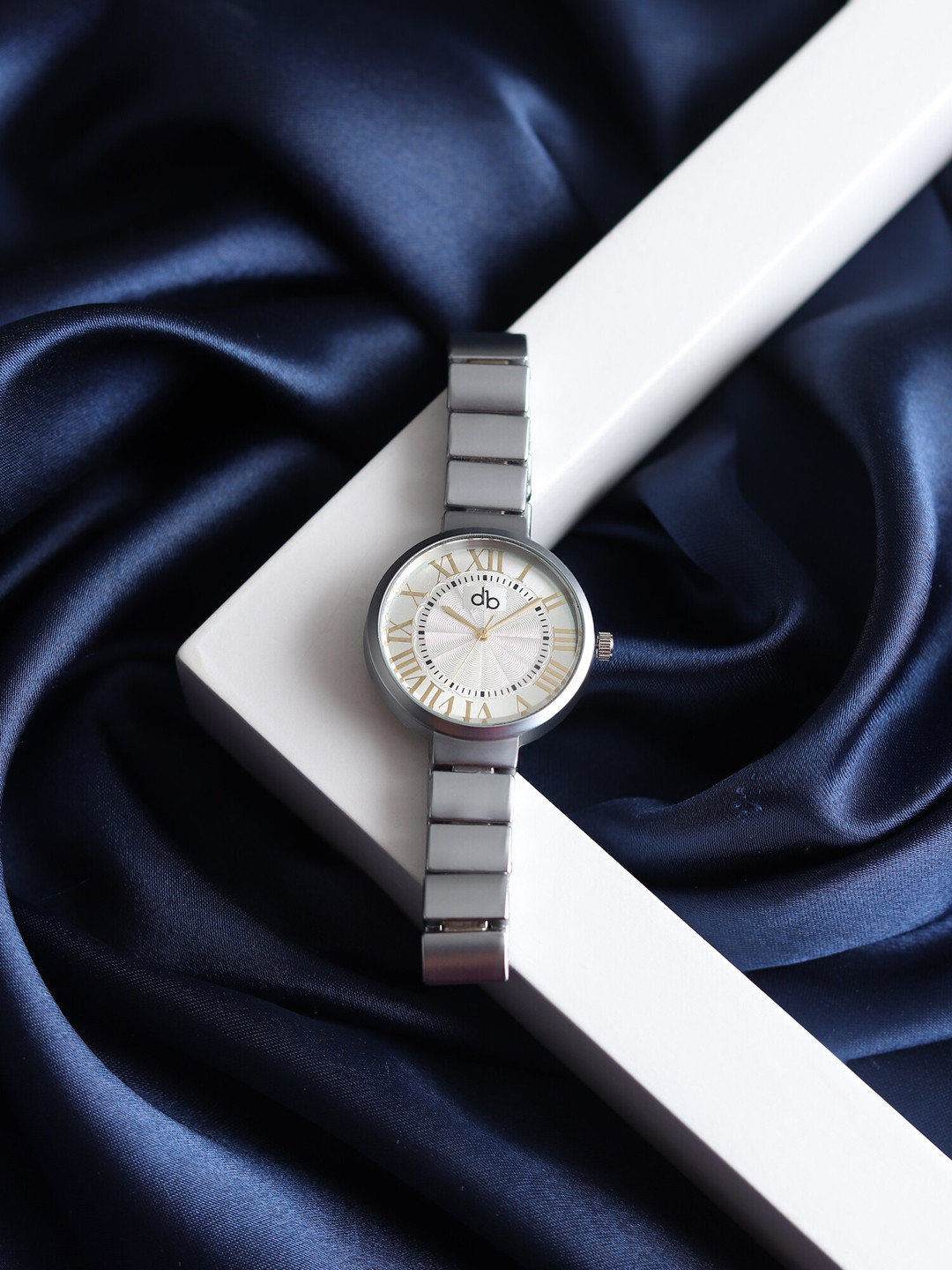 

DressBerry Women White Embellished Dial & Silver Toned Bracelet Style Straps Analogue Watch HOBDB-105-SL-YL