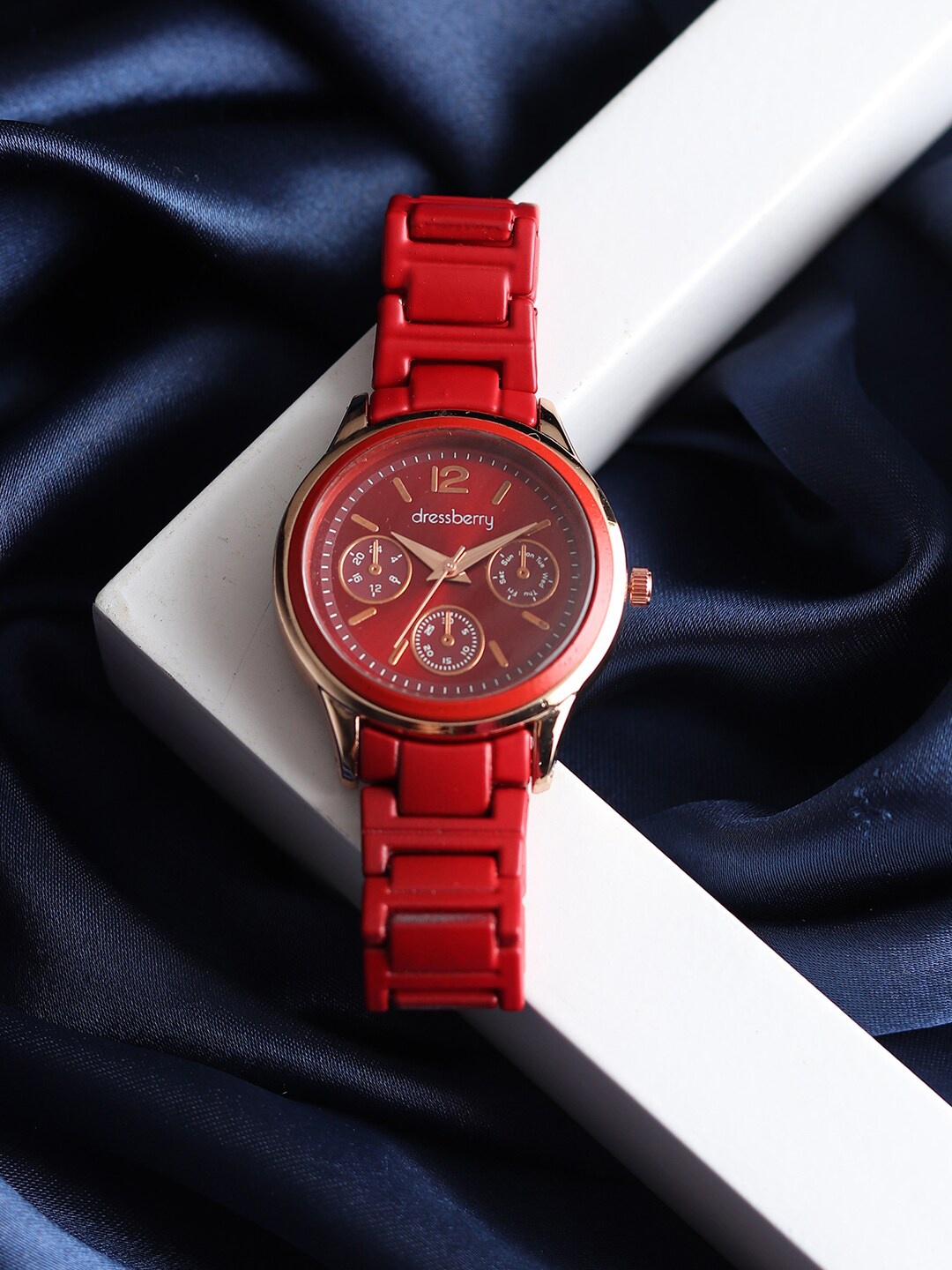 

DressBerry Women Red Embellished Dial & Red Bracelet Style Straps Analogue Watch HOBDB-114-RD
