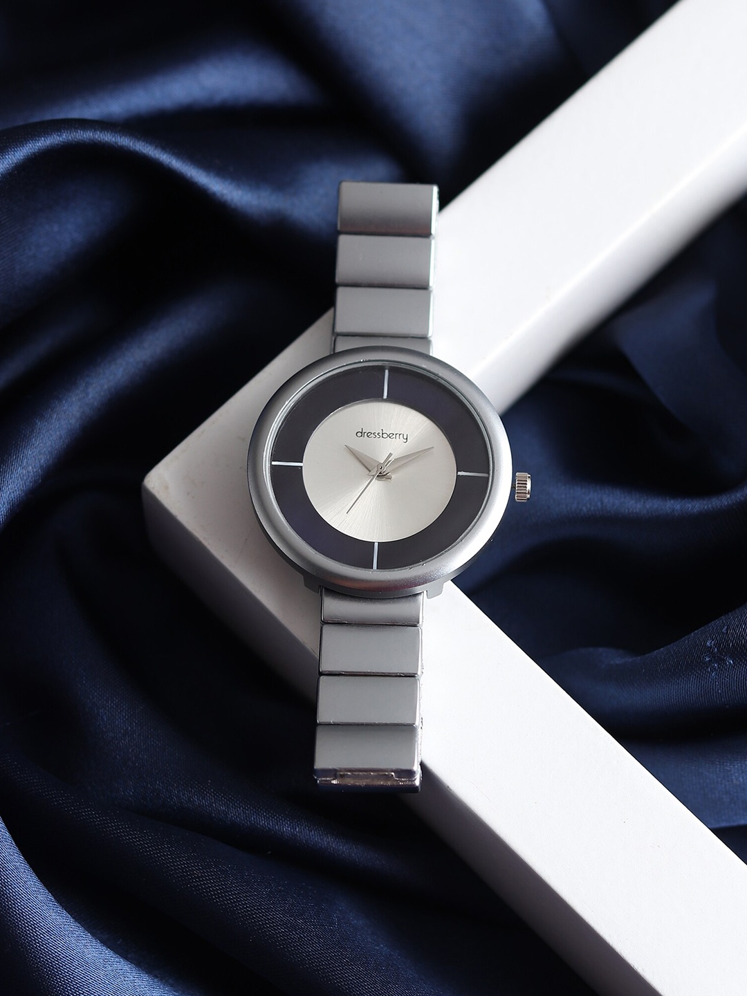 

DressBerry Women Bracelet Style Straps Analogue Watch HOBDB-117-SL-BK, Silver