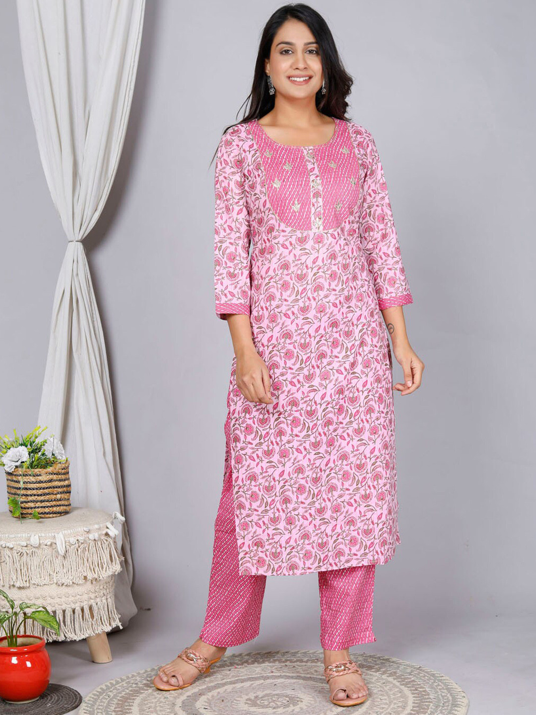 

gvs shoppe Floral Printed Gotta Patti Pure Cotton Kurta with Trousers, Pink