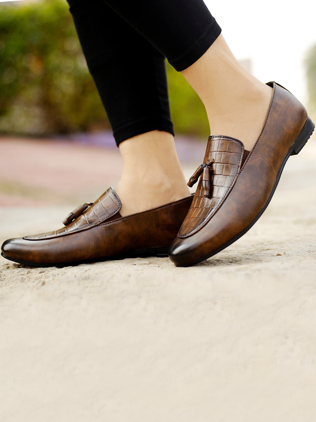 

Bxxy Men Textured Tassel Loafers, Brown