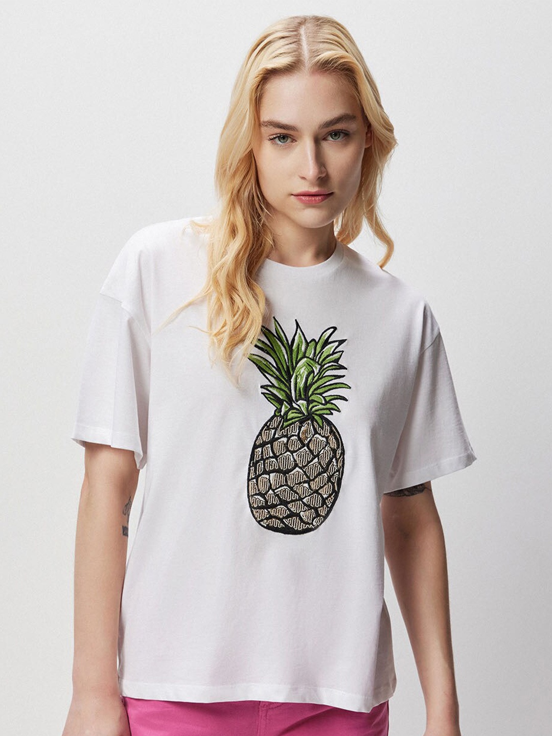 

COVER STORY White Graphic Printed Drop-Shoulder Sleeves Loose T-shirt