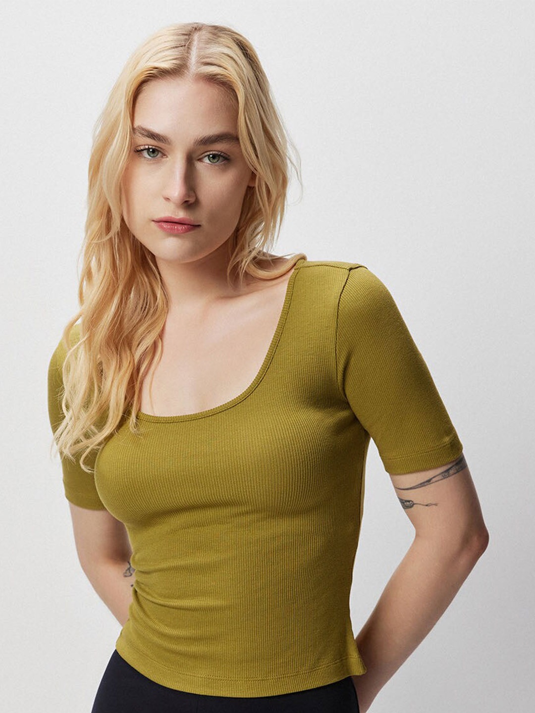 

COVER STORY Olive Green Scoop Neck Fitted Top