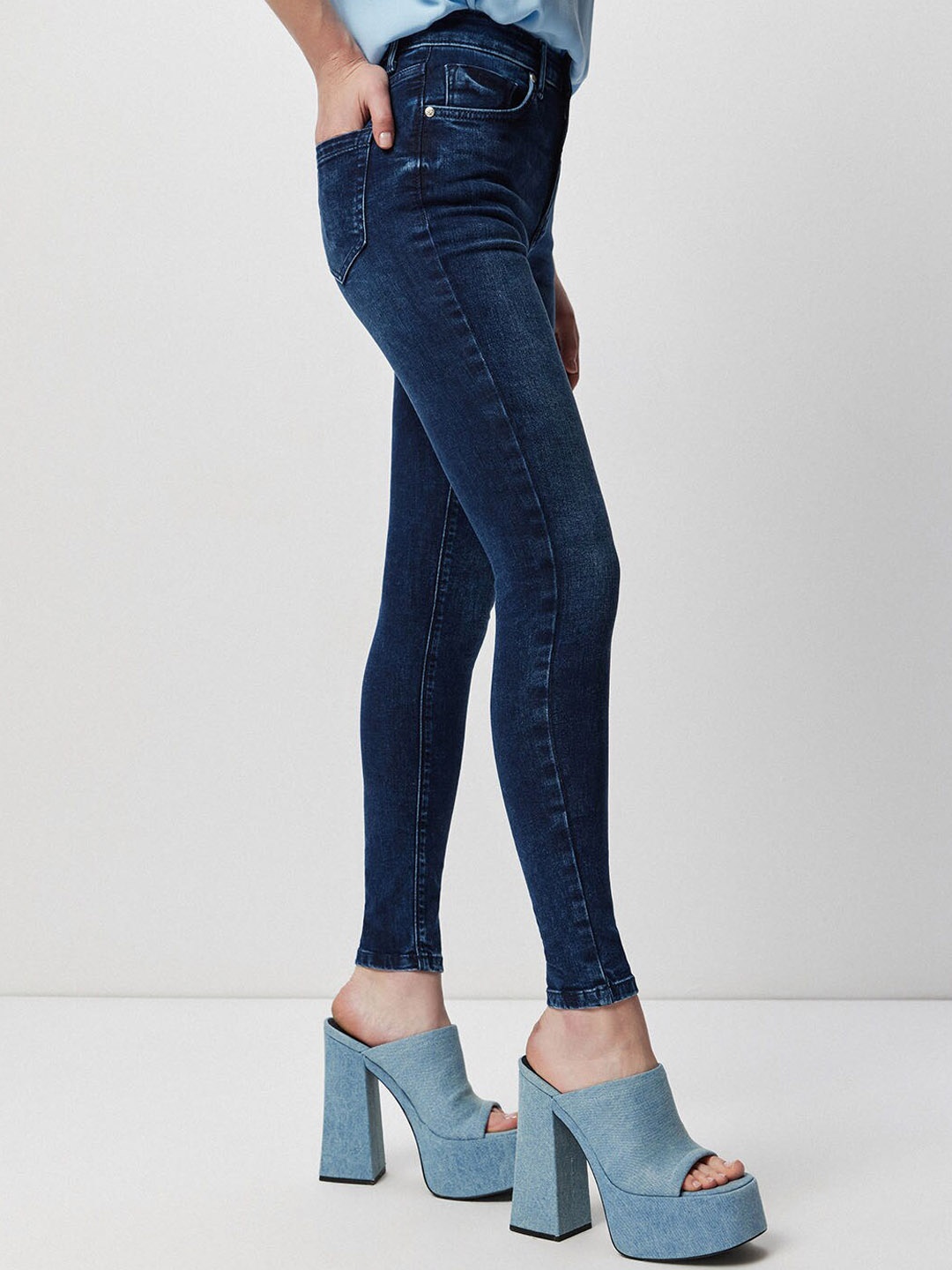 

COVER STORY Women Blue Mid-Rise Light Fade Skinny Fit Jeans