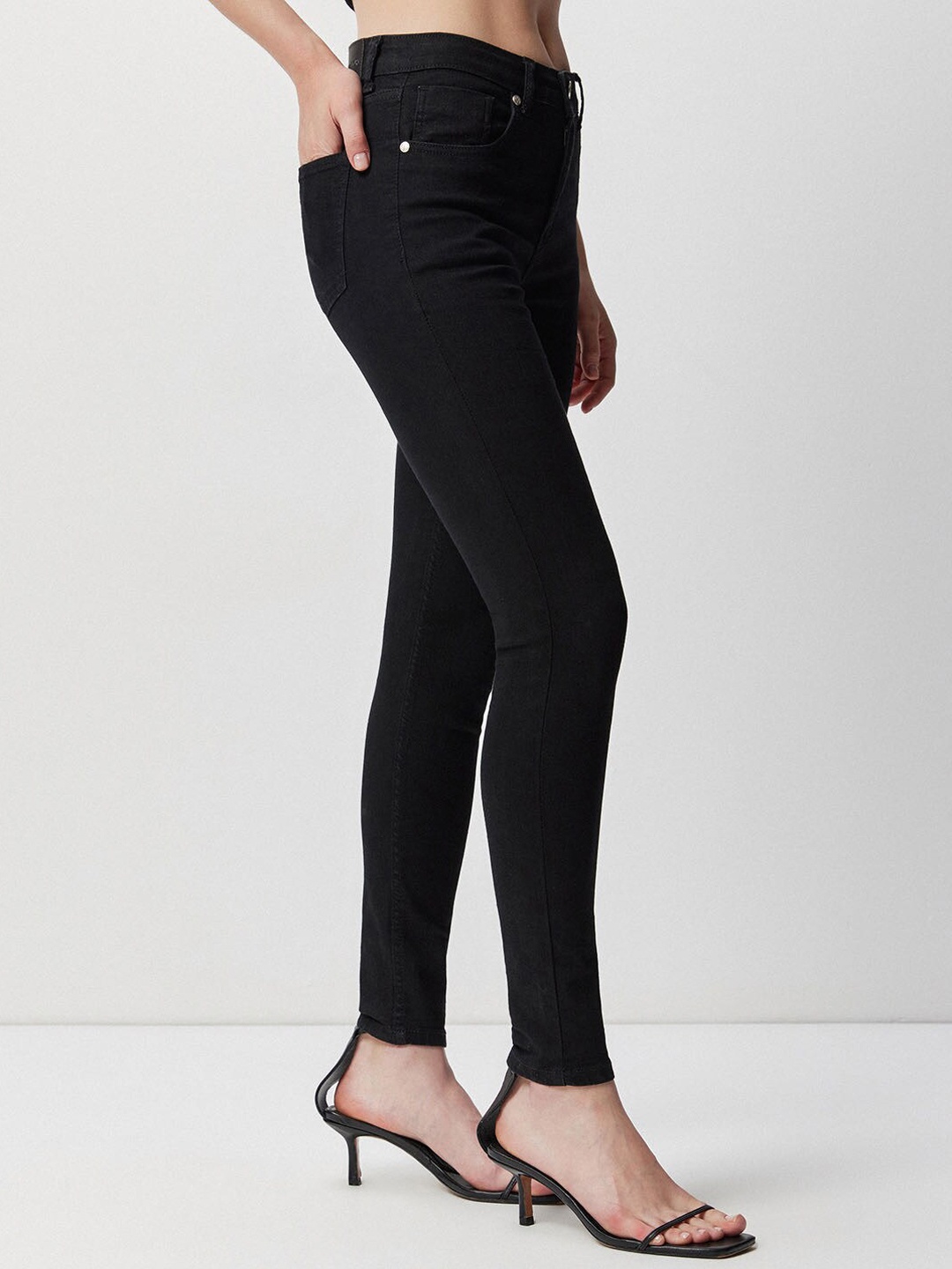 

COVER STORY Women Black Mid-Rise Slim Fit Jeans