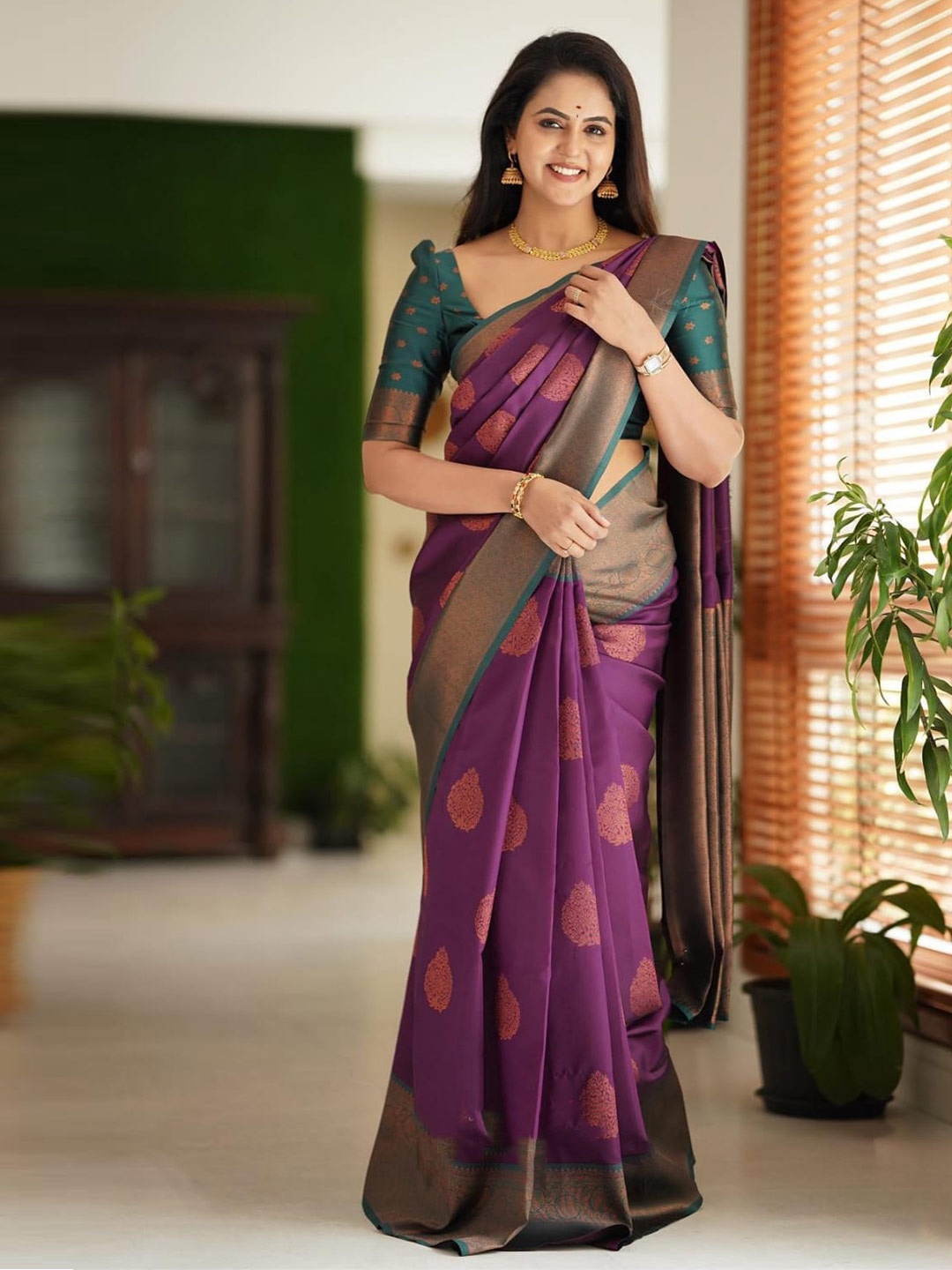 

AVANTIKA FASHION Ethnic Motifs Woven Design Zari Pure Silk Kanjeevaram Saree, Purple