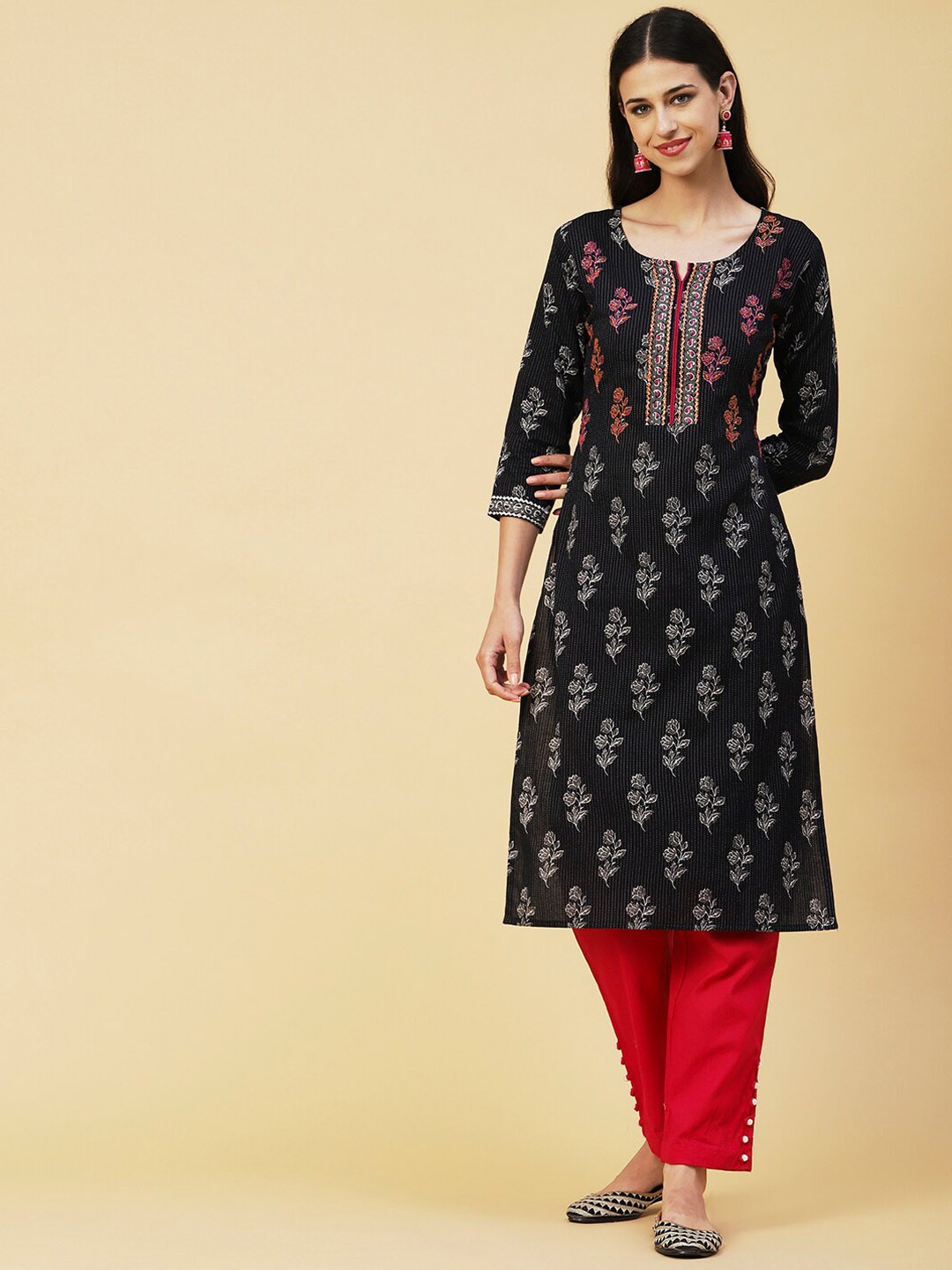 

FASHOR Black & Pink Floral Printed Thread Work Straight Kurta