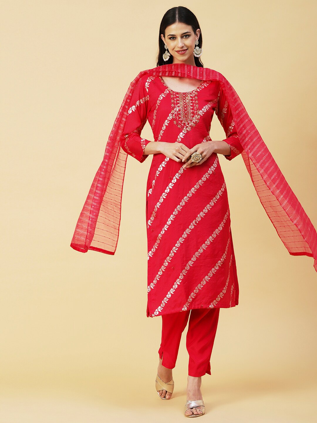 

FASHOR Red & Gold-Toned Floral Printed Thread Work Kurta with Trousers & Dupatta