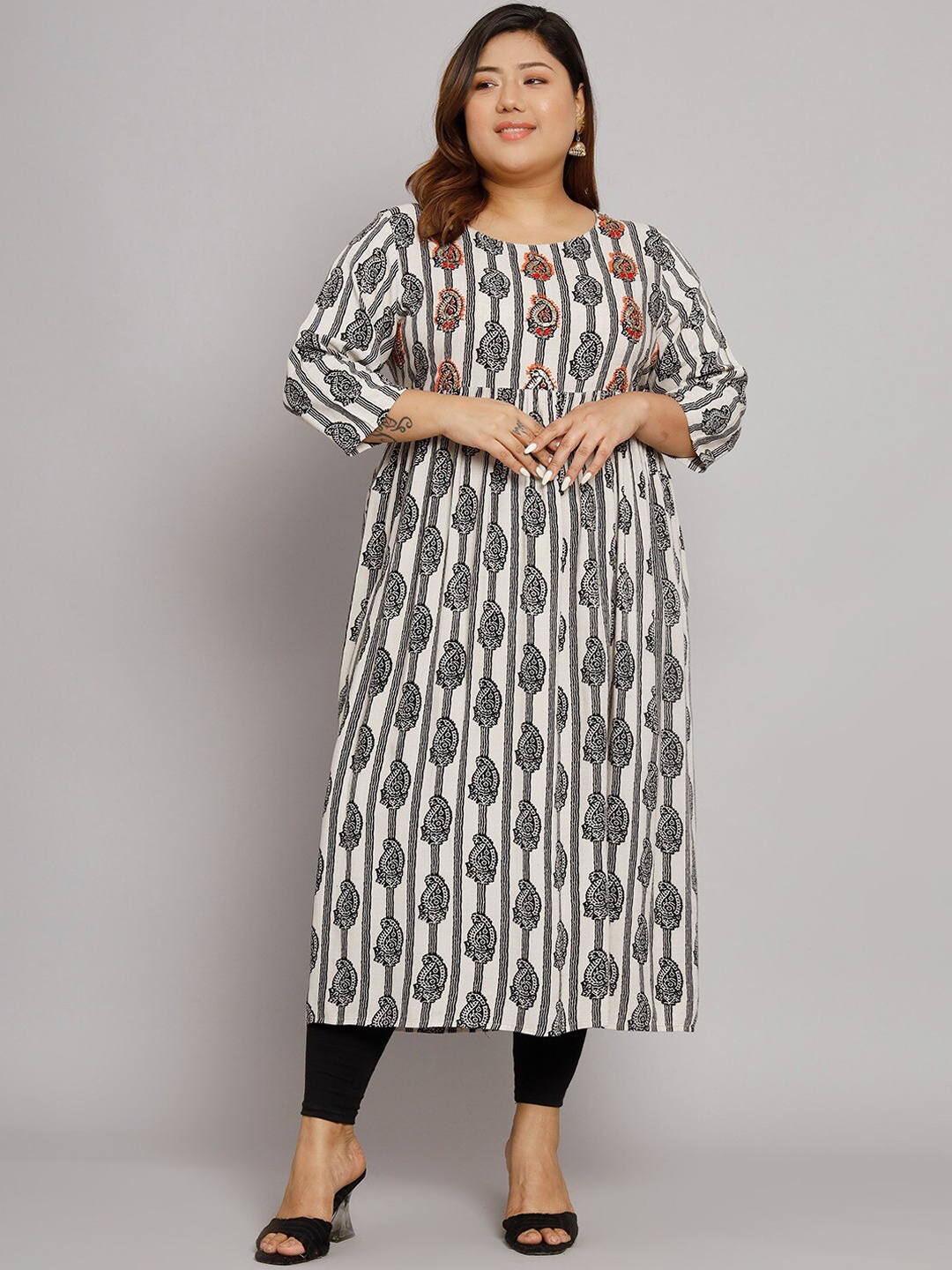 

Nehamta Plus Size Paisley Printed Boat Neck A-Line Kurta, White