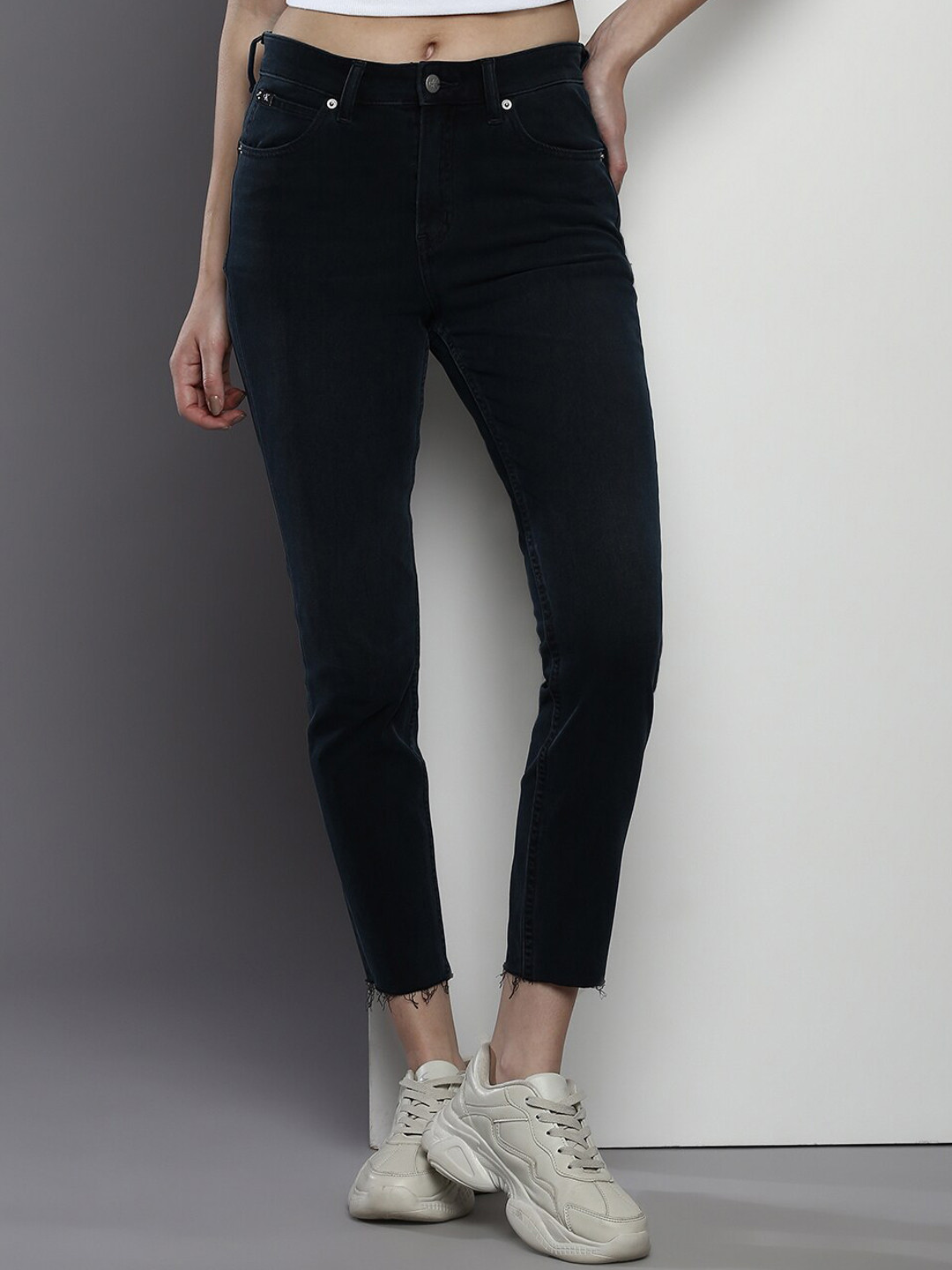 

Calvin Klein Jeans Women Skinny Fit Cropped Stretchable Jeans, Navy blue