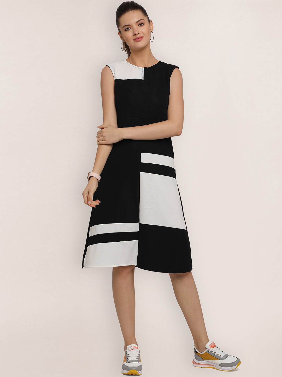 

Oomph! Colourblocked A-Line Dress, Black