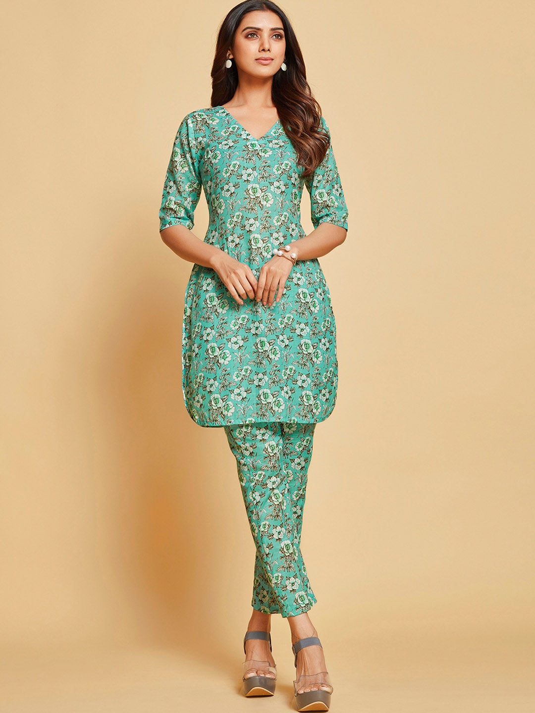 

Ishin Green & White Floral Printed V Neck Kurta With Trousers