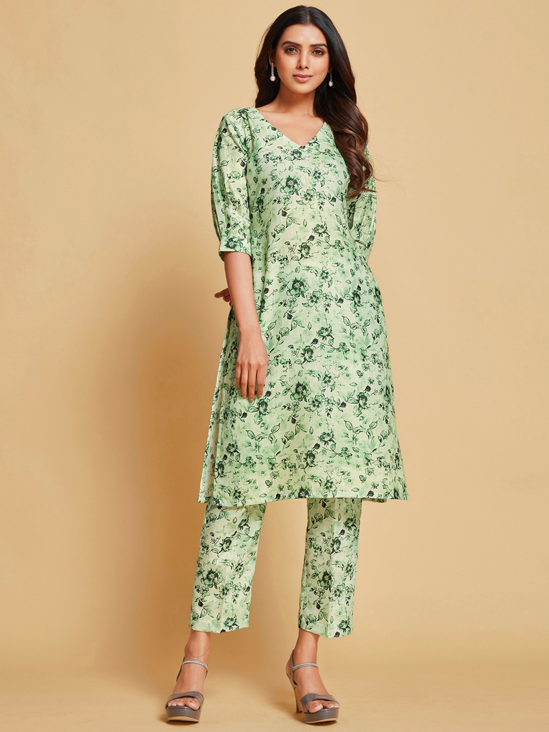 

Ishin Green Floral Printed V Neck Puff Sleeves Kurta With Trousers