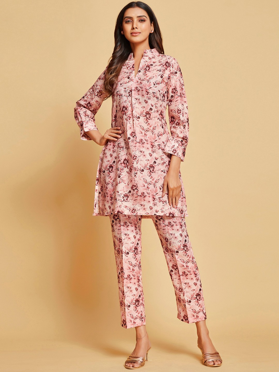 

Ishin Peach-Coloured & Pink Floral Printed Mandarin Collar Kurti With Trousers