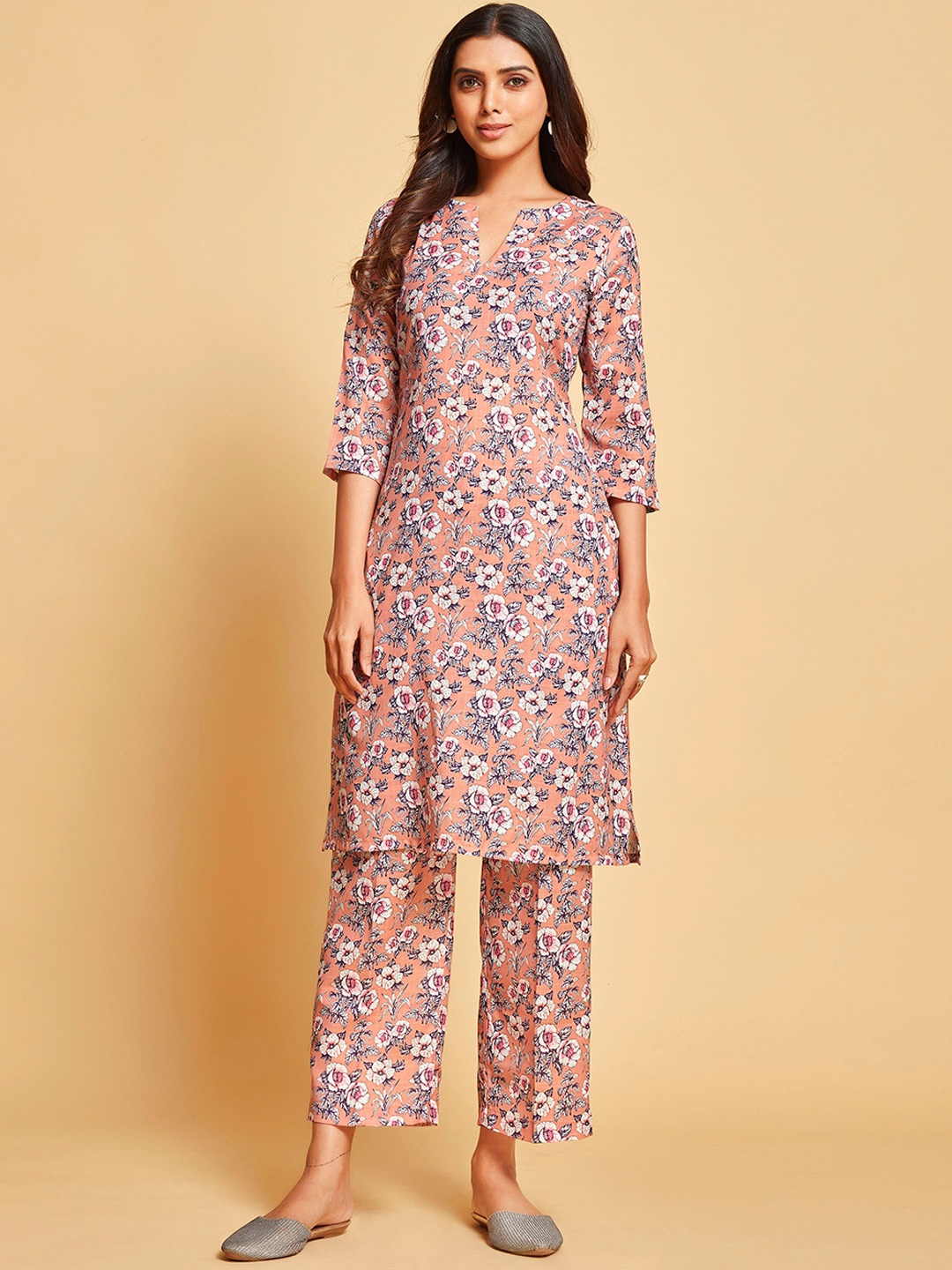 

Ishin Peach-Coloured & White Floral Printed Notched Neck Kurta With Trousers