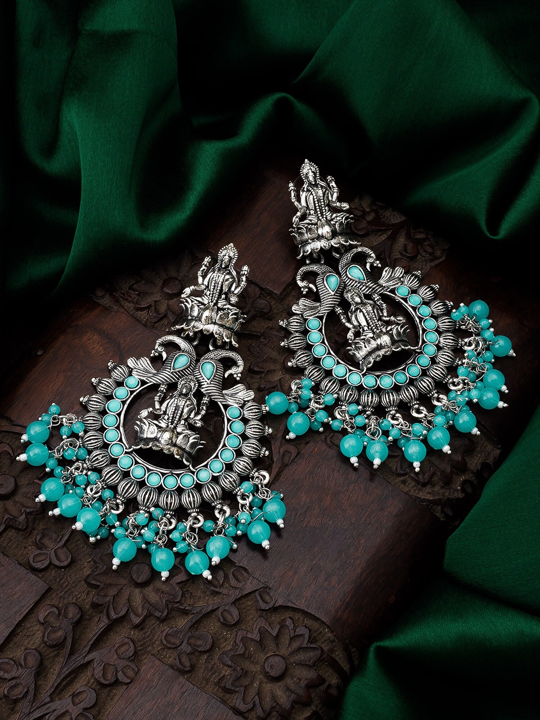 

aadita Silver-Toned Oval Chandbalis Earrings