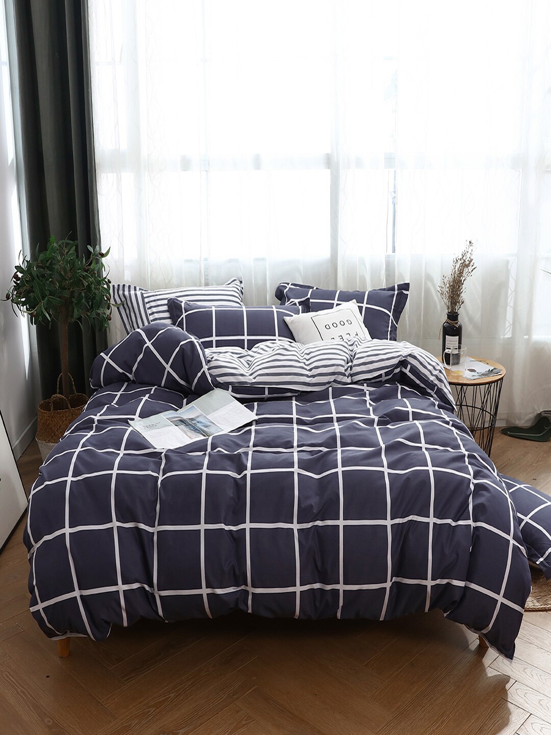 

JC HOME Navy Blue & White Checked Double King Bedding Set