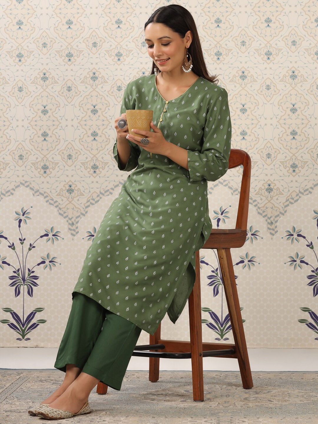 

Ode by House of Pataudi Green & White Ethnic Motifs Printed V Neck Kurta With Palazzos