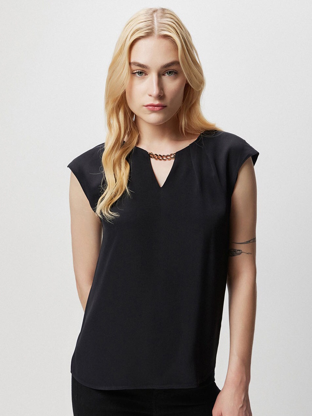 

COVER STORY Black Keyhole Neck Extended Sleeves Top