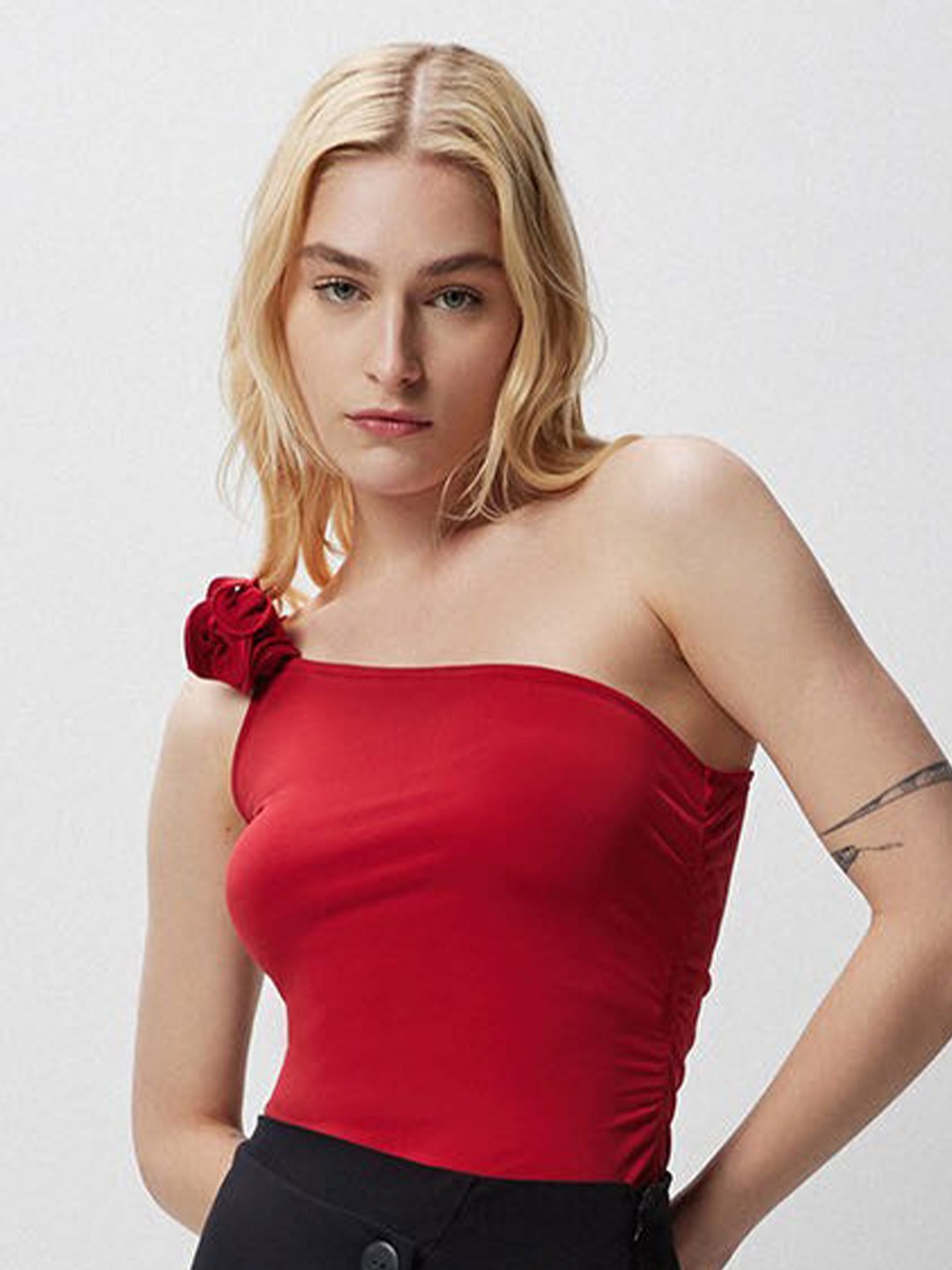 

COVER STORY Red One Shoulder Fitted Top