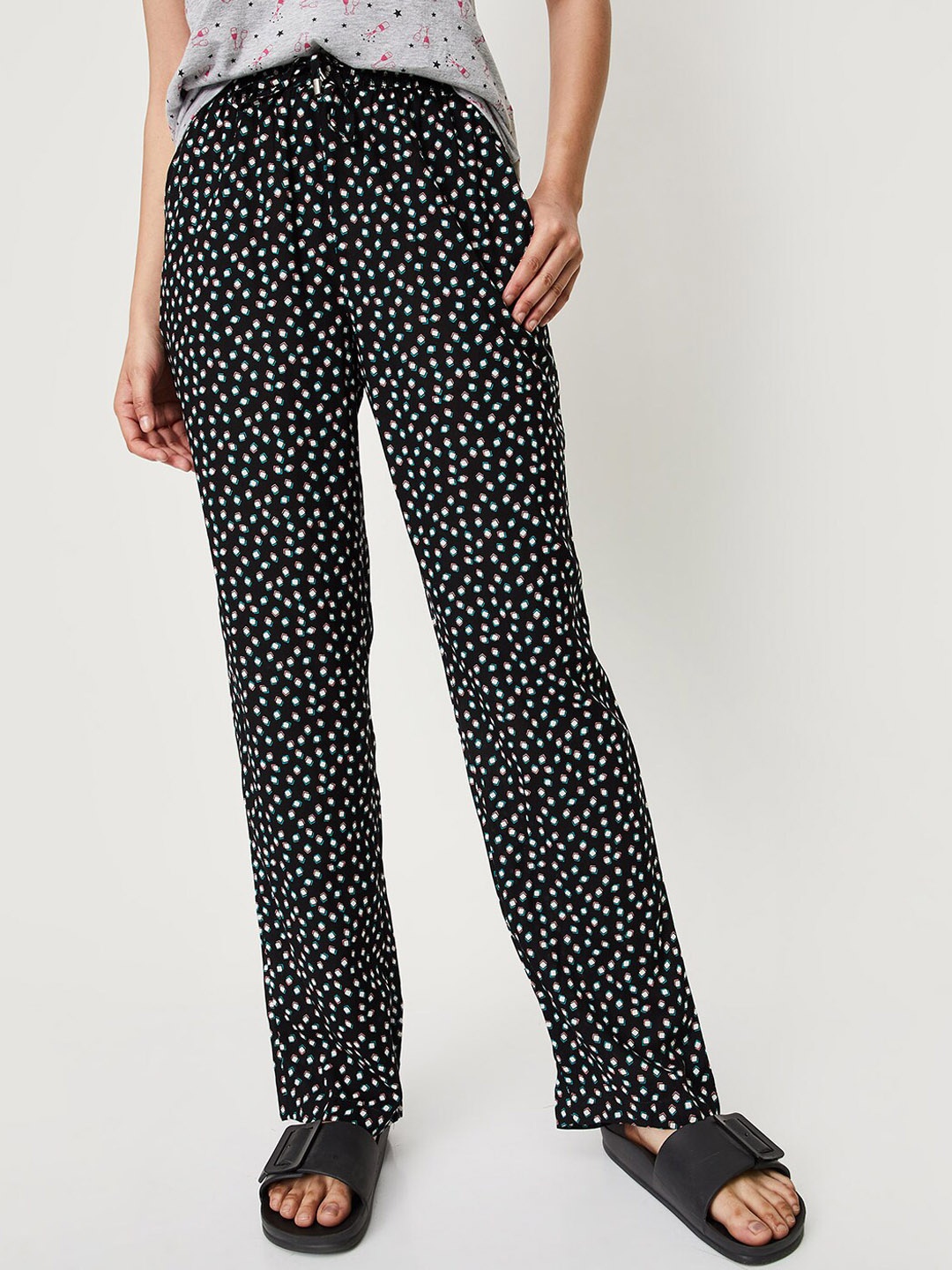 

max Women Black & White Geometric Printed Lounge Pants