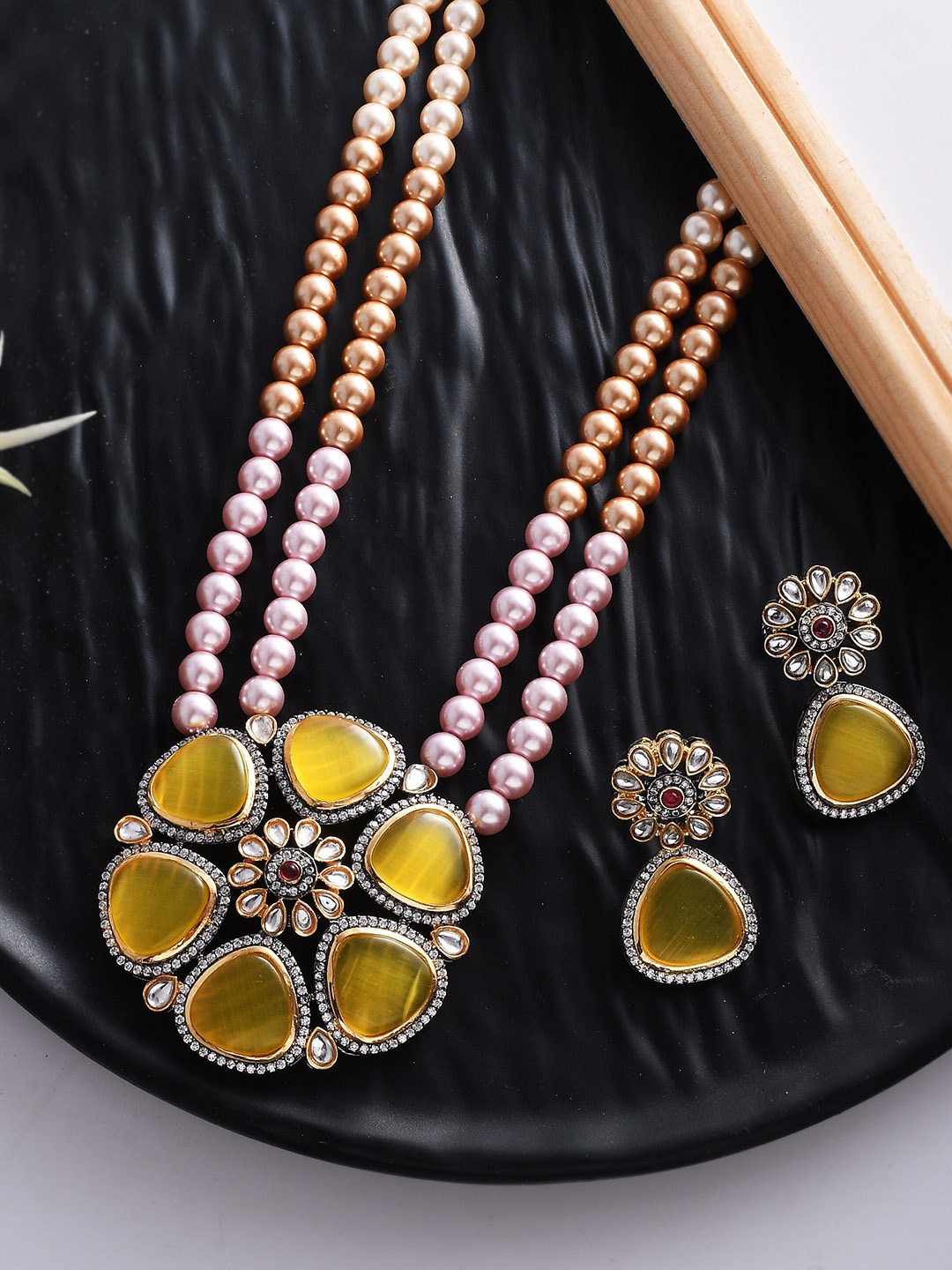 

Silvermerc Designs Gold-Plated Kundan-Studded & Beaded Jewellery Set
