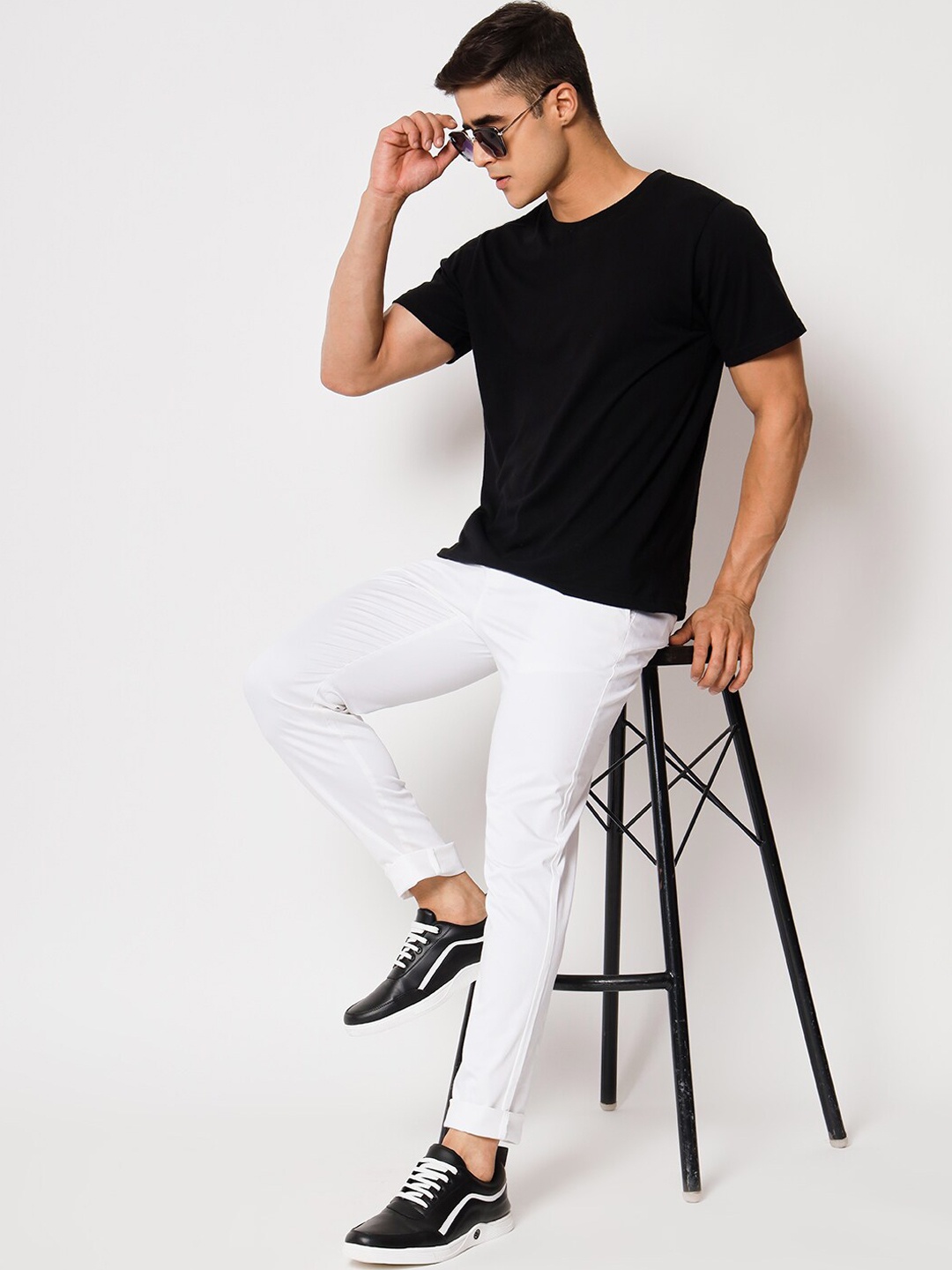 

Harvard Men White Mid-Rise Plain Chinos Trousers