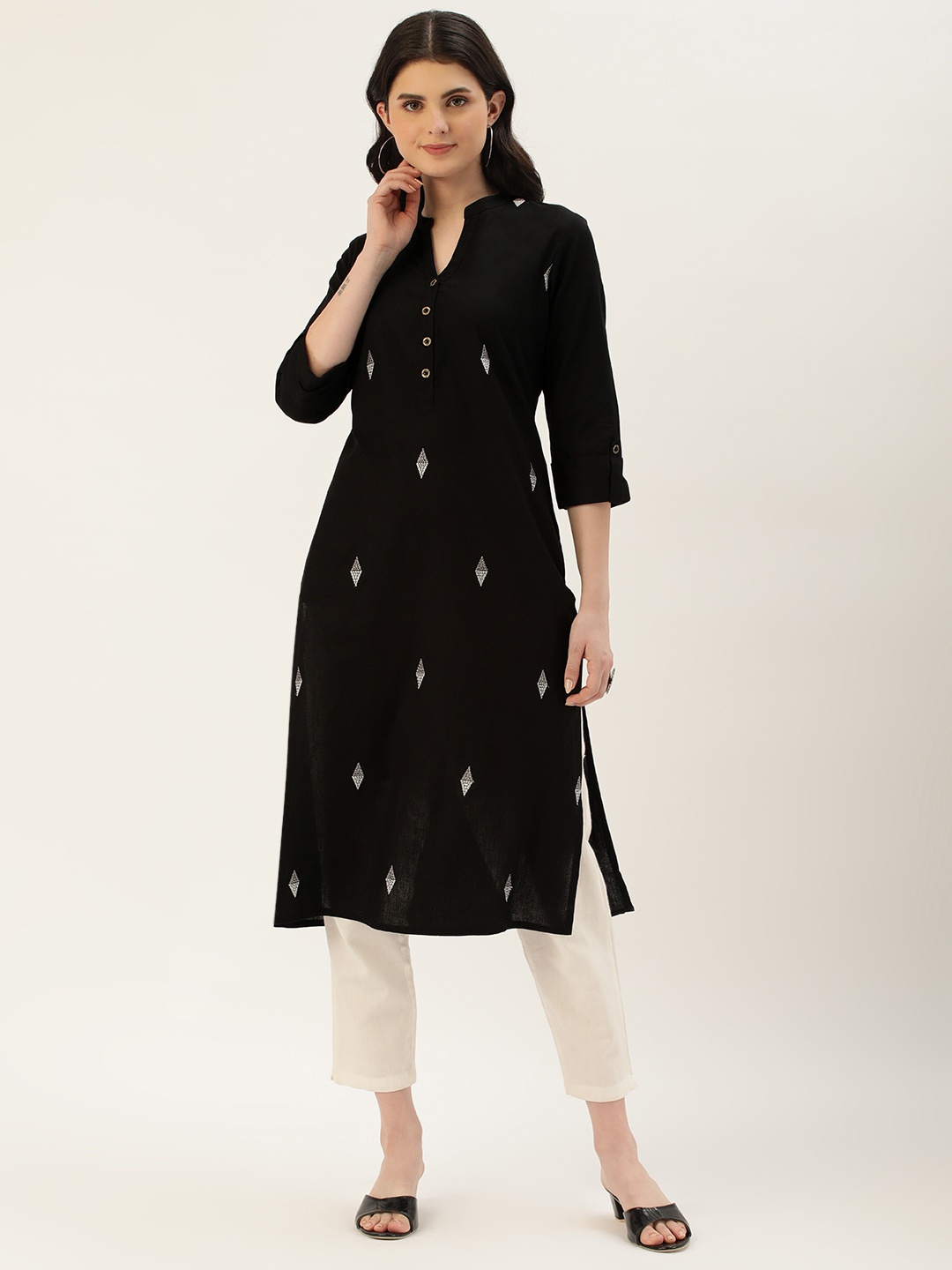 

AMUKTI Women Black Geometric Embroidered Kurta