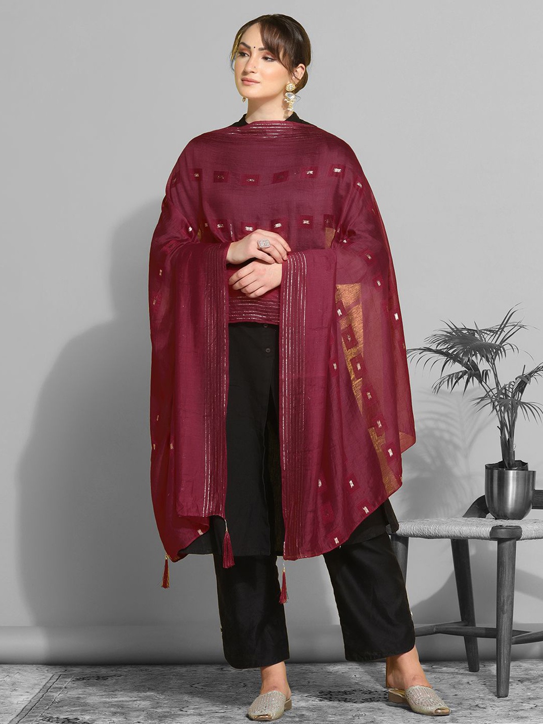 

Satrani Maroon & Gold-Toned Woven Design Cotton Silk Dupatta
