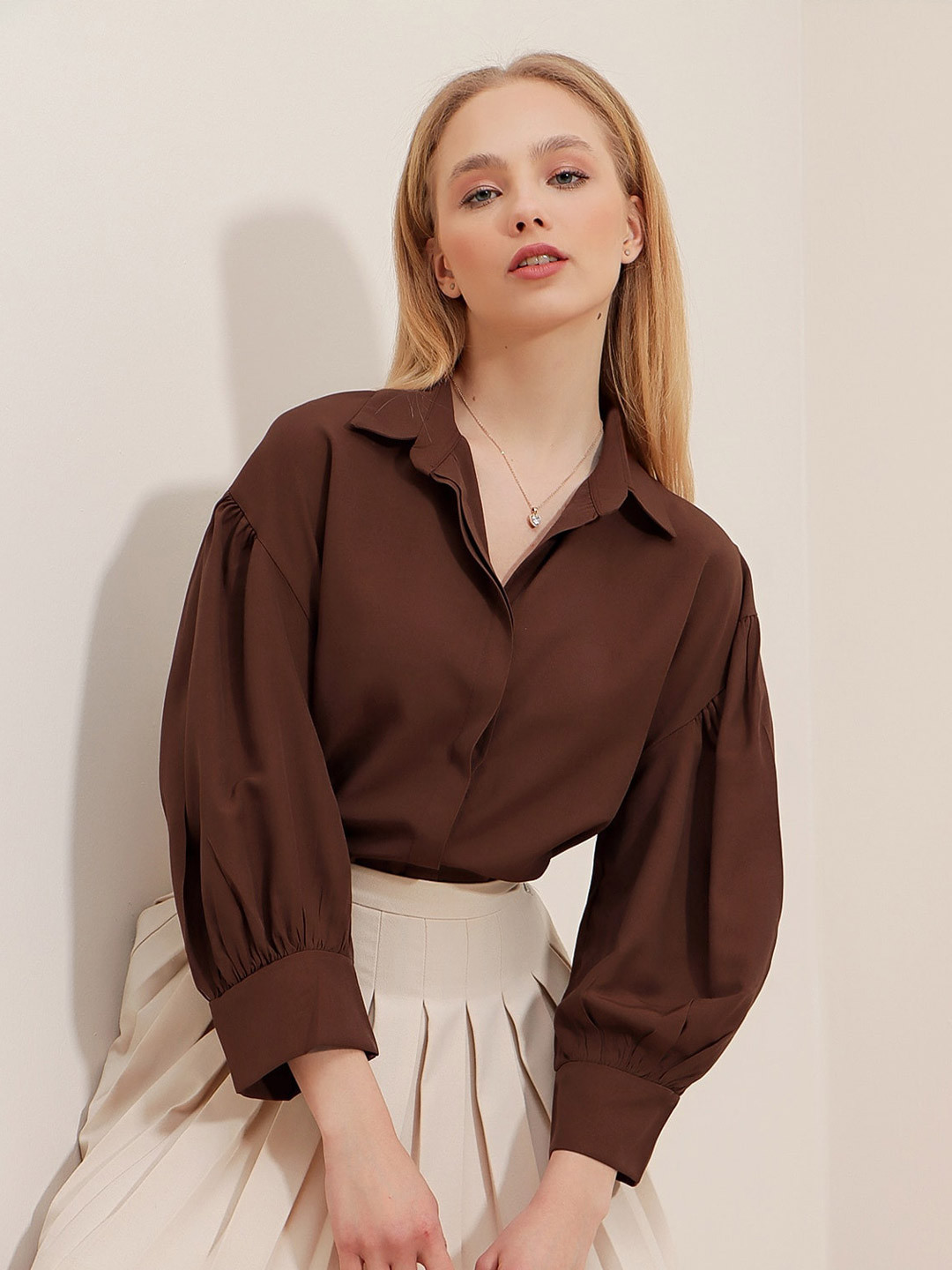 

Trend Alacati stili Spread Collar Long Puff Sleeves Casual Shirt, Brown