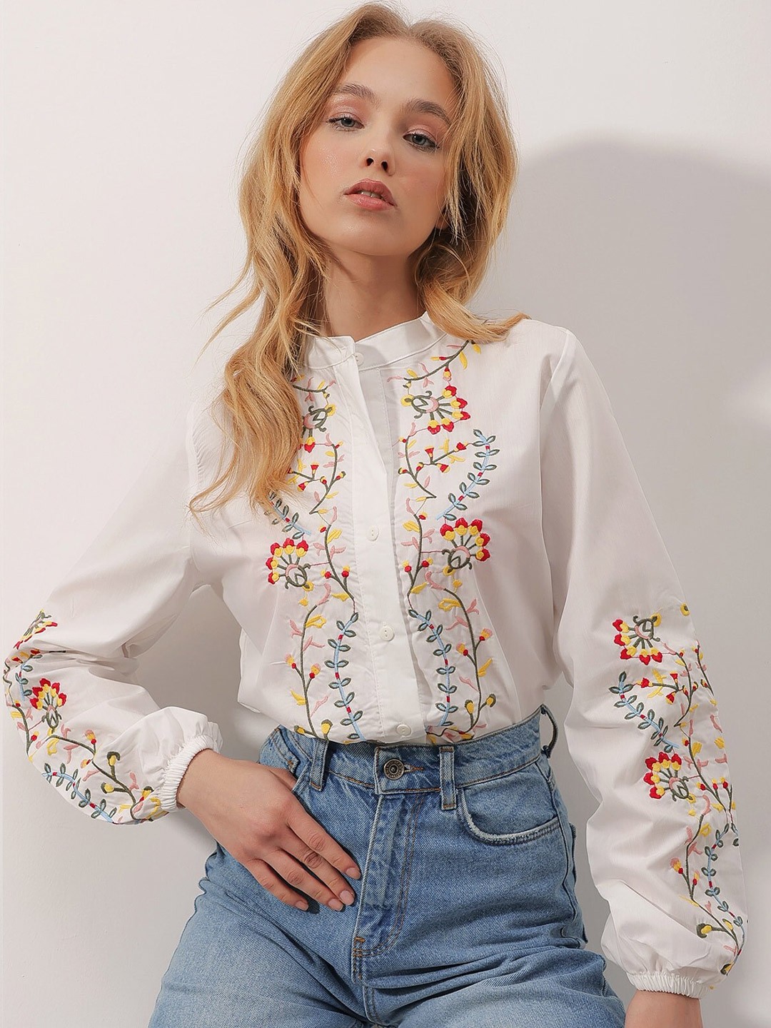 

Trend Alacati stili Floral Embroidered Casual Shirt, White
