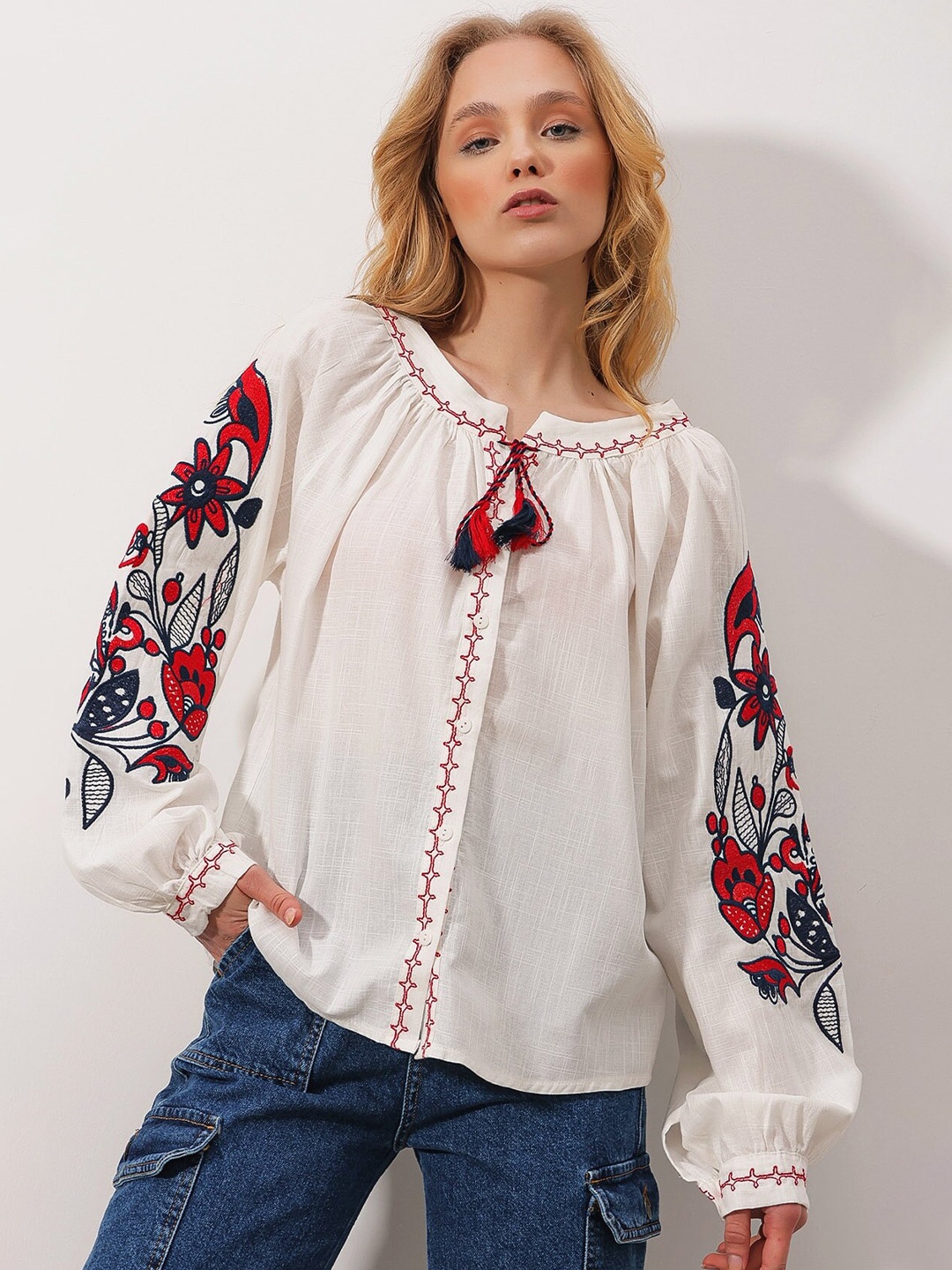 

Trend Alacati stili Floral Embroidered Casual Shirt, White