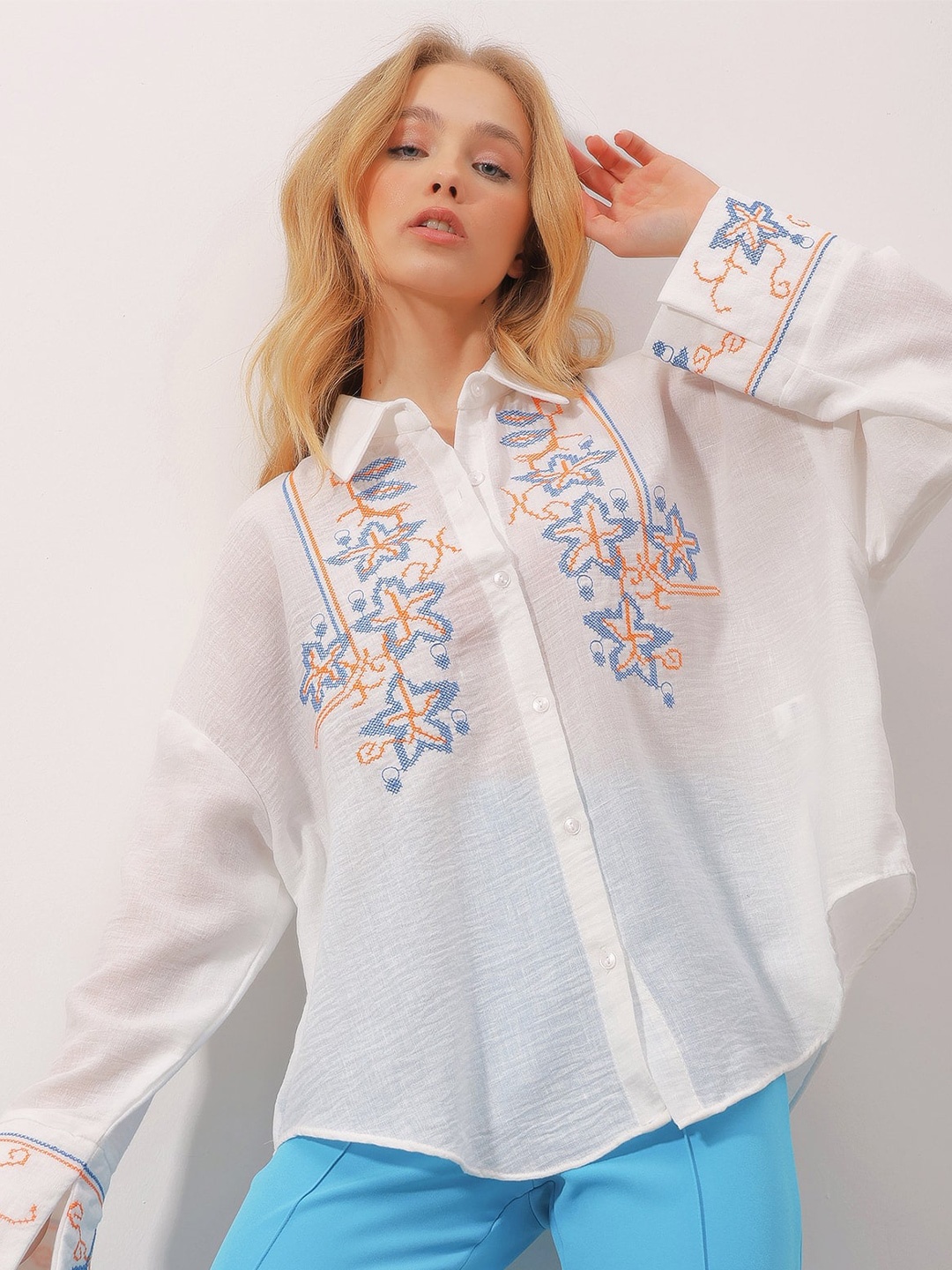 

Trend Alacati stili Floral Embroidered Casual Longline Shirt, White