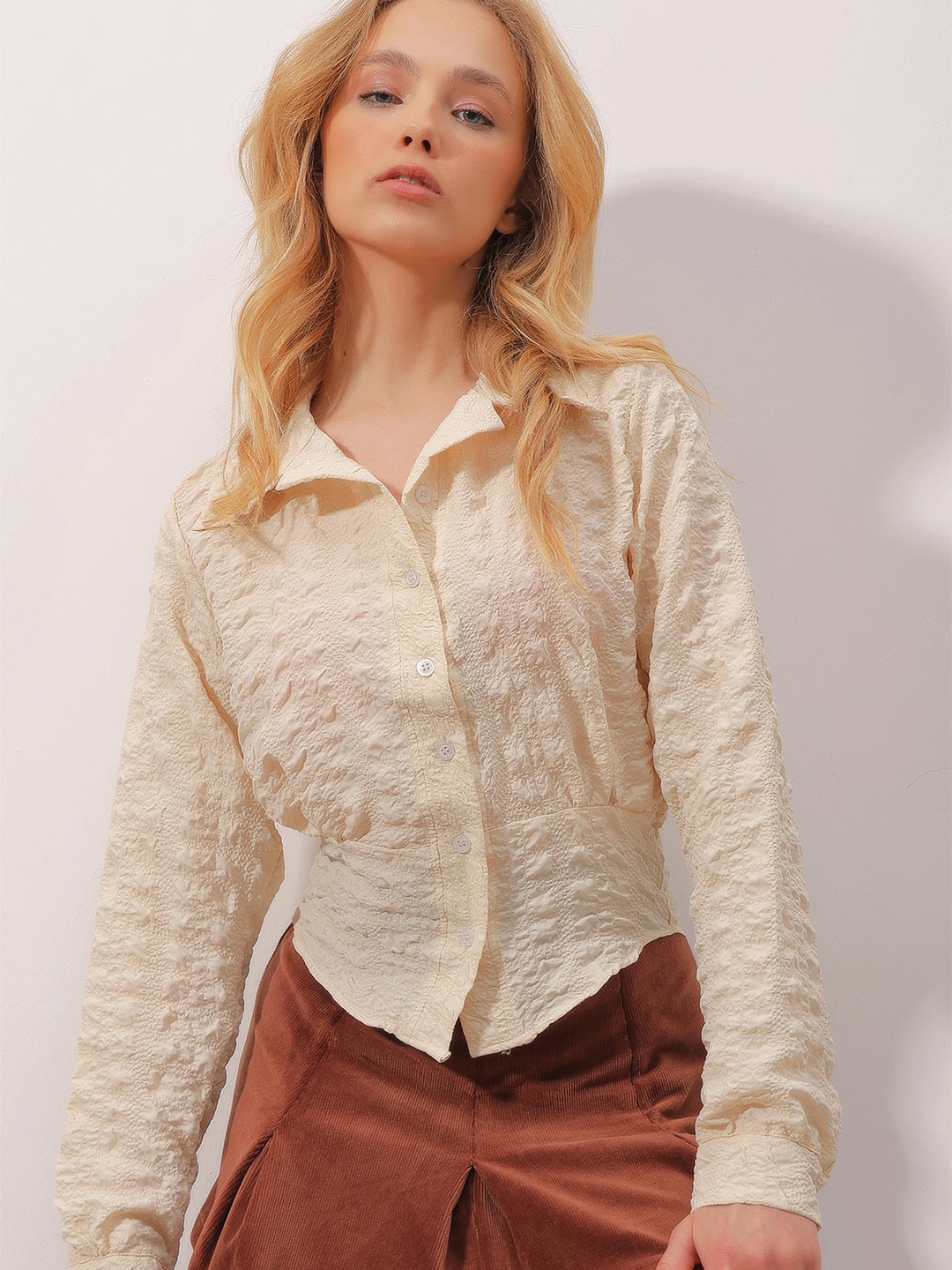 

Trend Alacati stili Self Design Spread Collar Casual Shirt, Cream