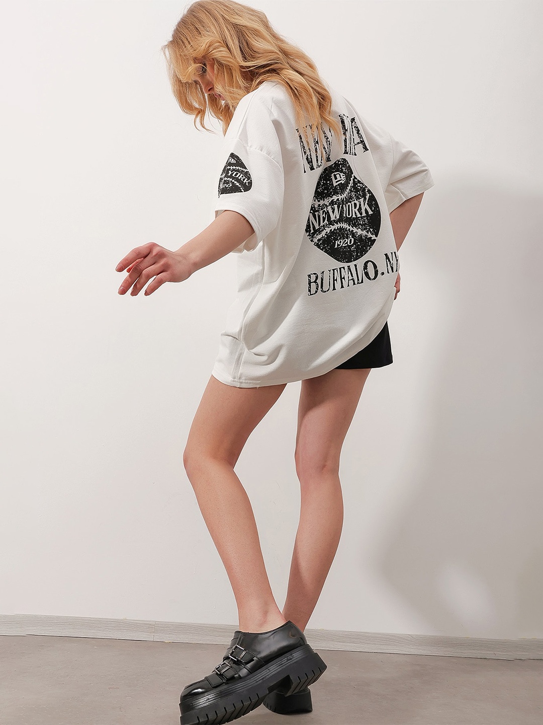 

Trend Alacati stili Typography Printed Drop Shoulder Sleeves Loose Fit T-shirt, White