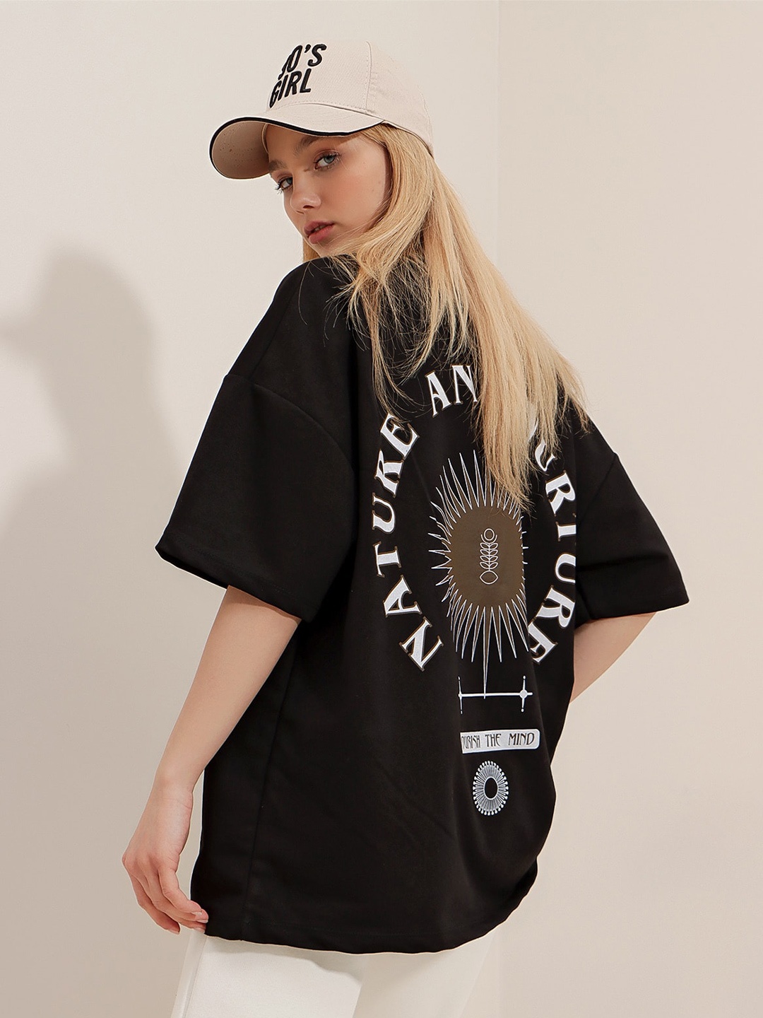 

Trend Alacati stili Typography Printed Drop Shoulder Sleeves Pure Cotton Loose Fit T-shirt, Black