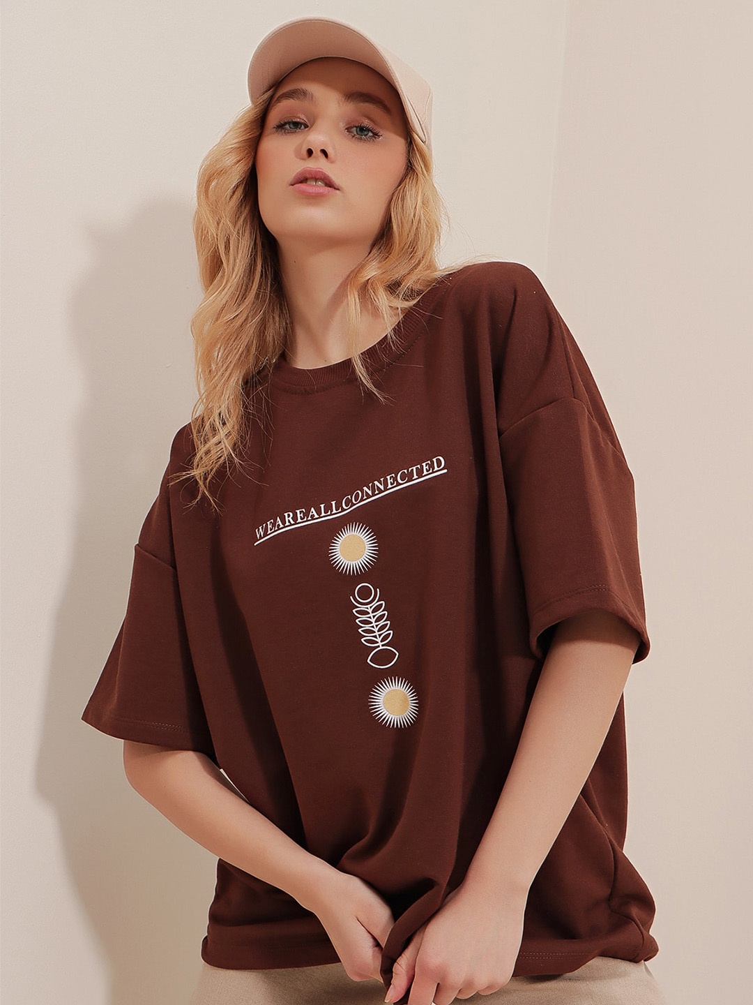 

Trend Alacati stili Typography Round Neck Pure Cotton T-shirt, Brown