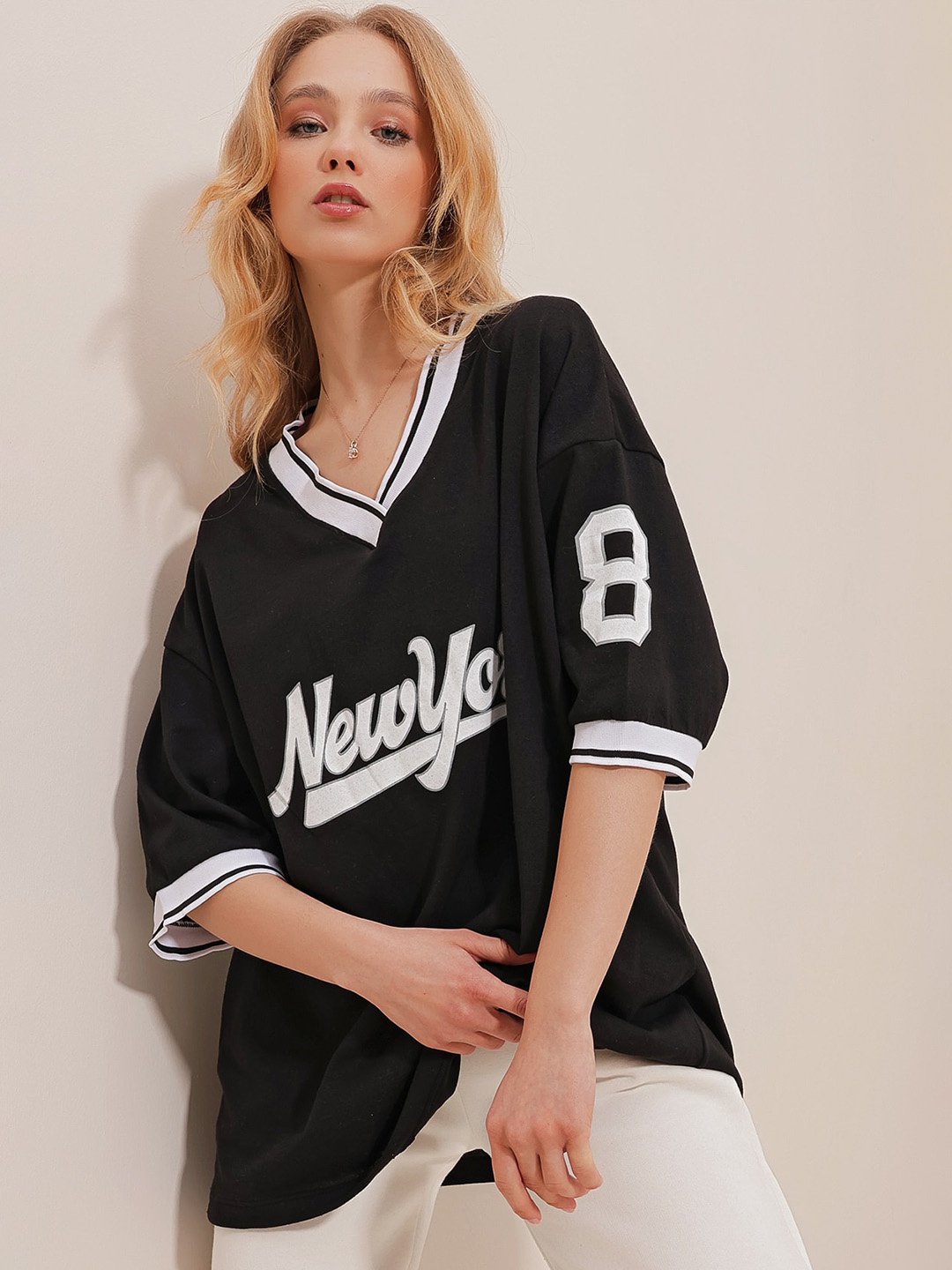 

Trend Alacati stili Typography V-Neck Drop-Shoulder Sleeves Cotton T-shirt, Black