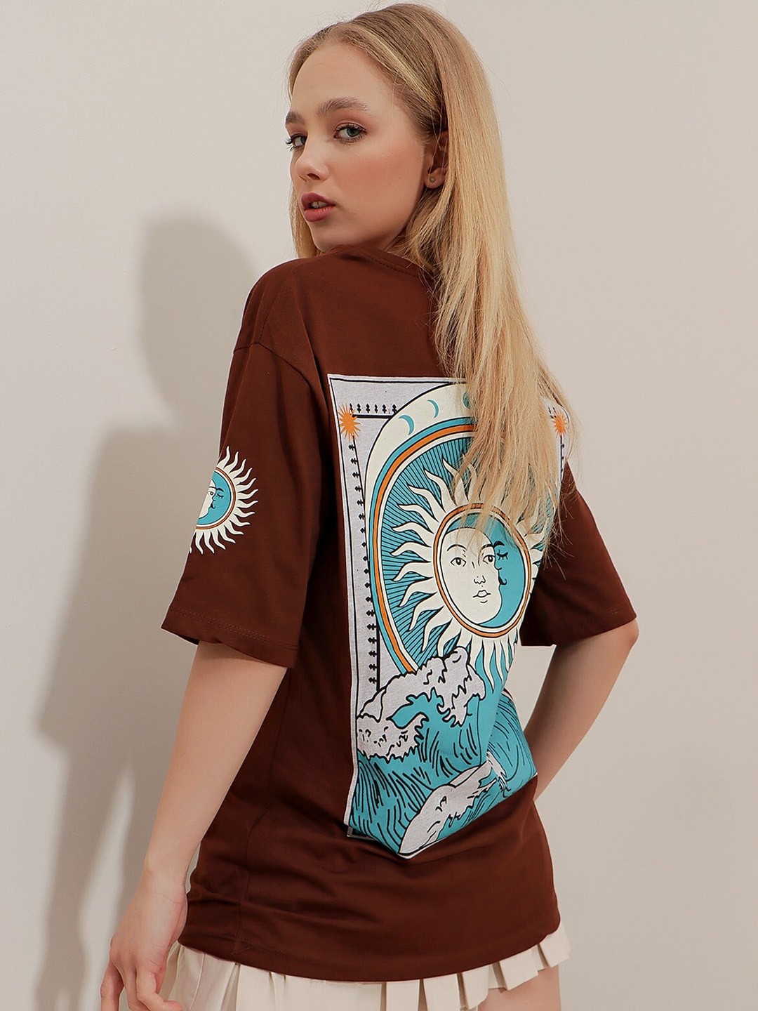 

Trend Alacati stili Graphic Printed Round Neck Pure Cotton T-shirt, Brown