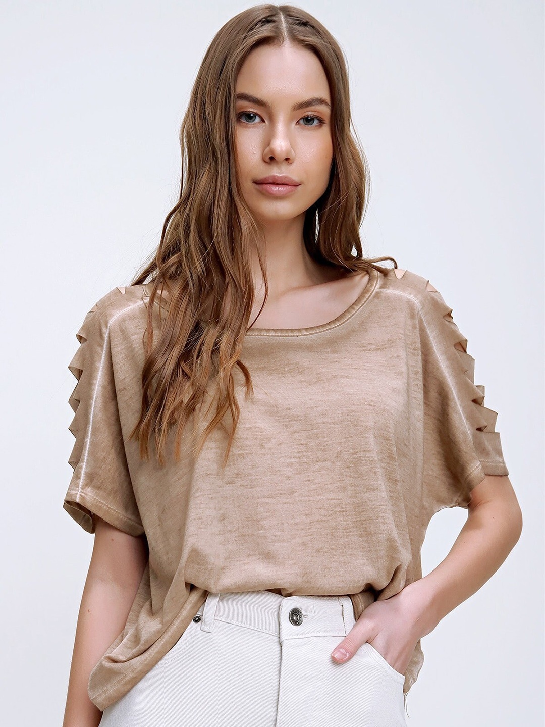 

Trend Alacati stili Round Neck Raw Edge Cotton T-shirt, Camel brown
