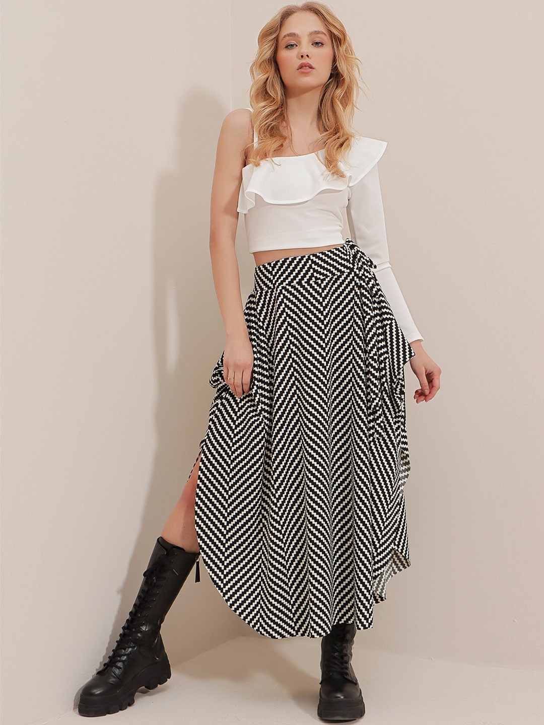 

Trend Alacati stili Women Flared Midi Skirt, Black