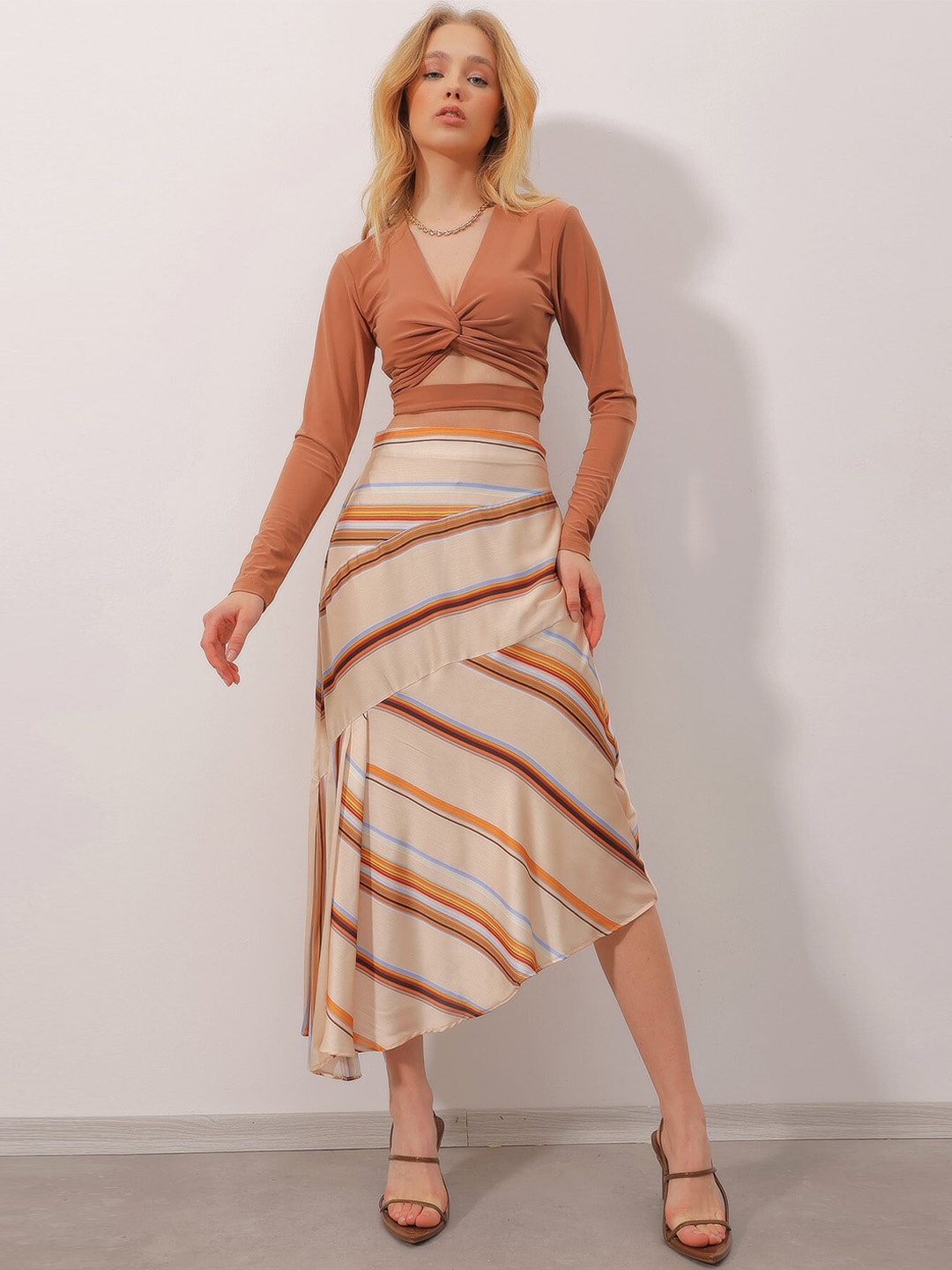 

Trend Alacati stili Women Striped A-Line Midi Skirt, Na