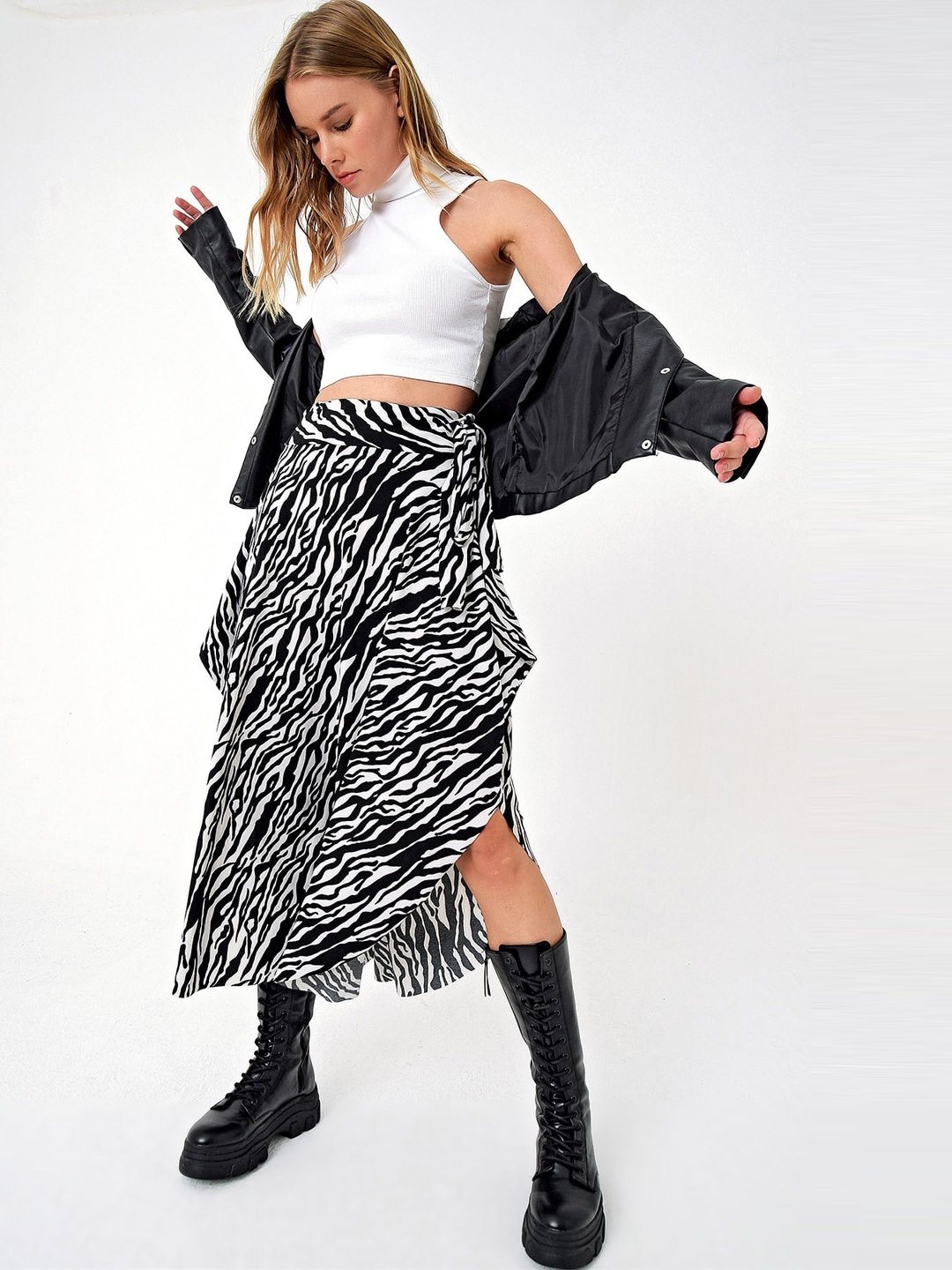 

Trend Alacati stili Women Flared Midi Skirt, Black